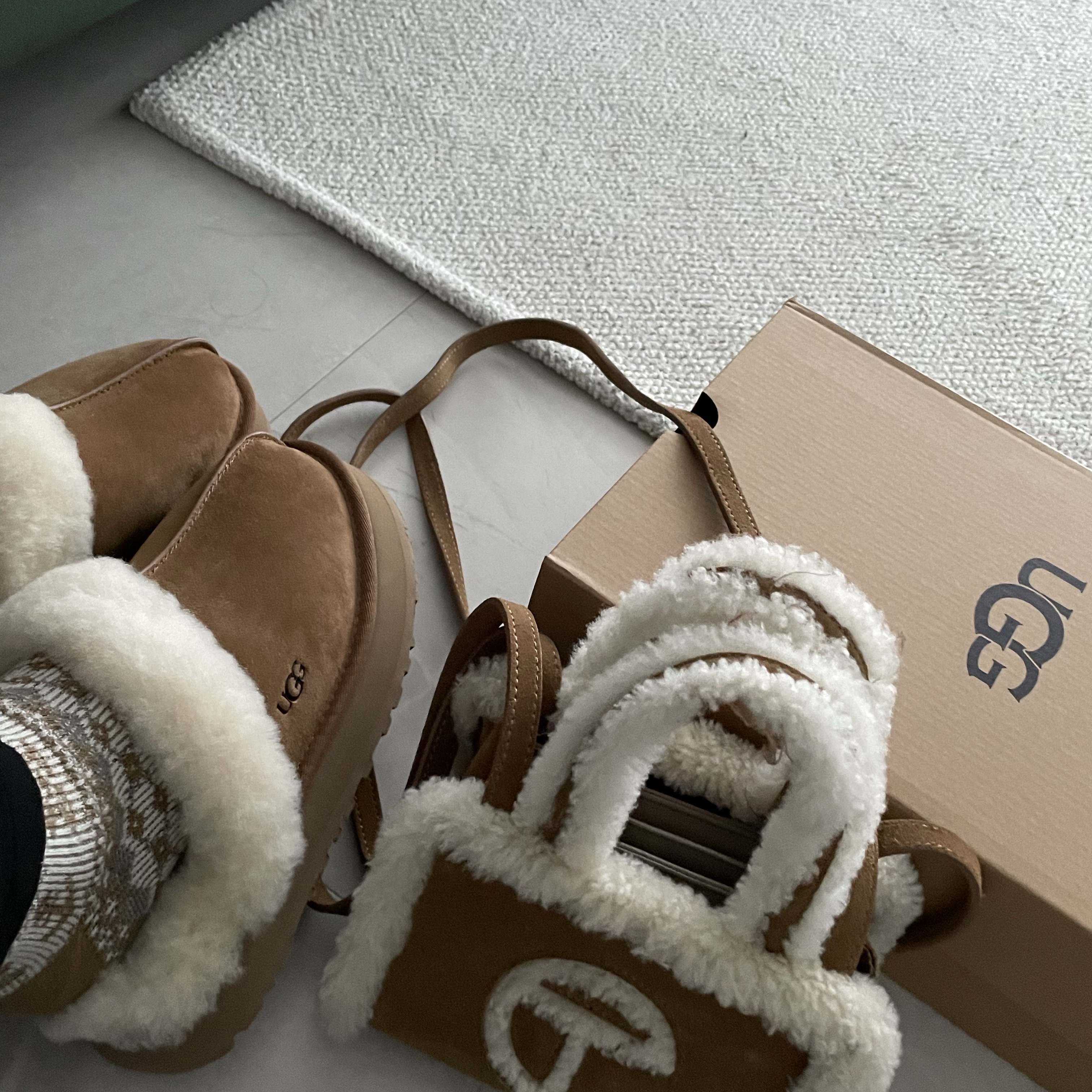 (W) UGG Disquette Slipper Chestnut, Telfar x UGG Small Shopping Bag Chestnut 착용 스타일