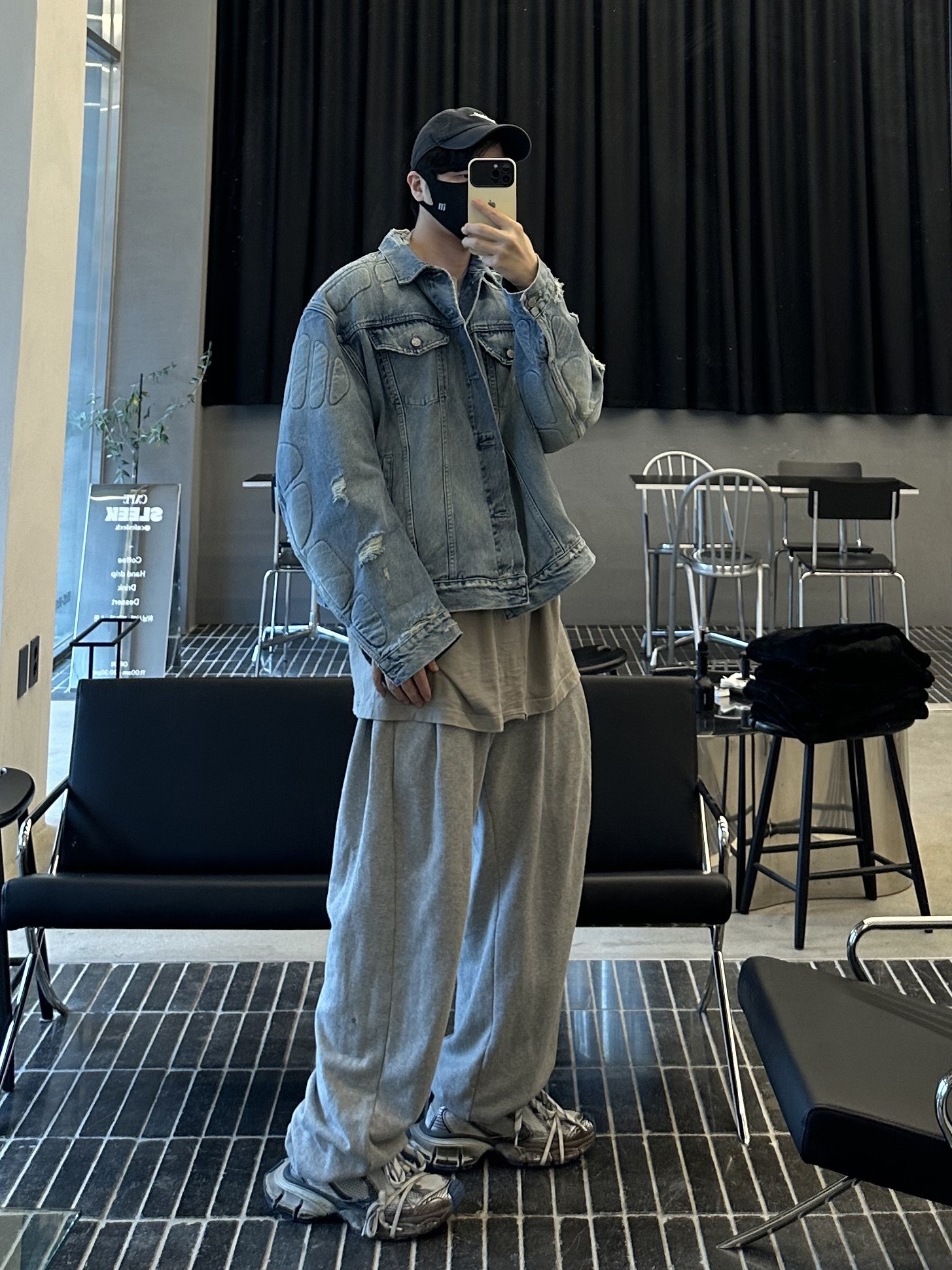 Yeezy Gap Engineered By Balenciaga Padded Denim Jacket Blue, Balenciaga Distressed BB Pixel Boxy Fit T-Shirt Taupe 착용 스타일 - 1
