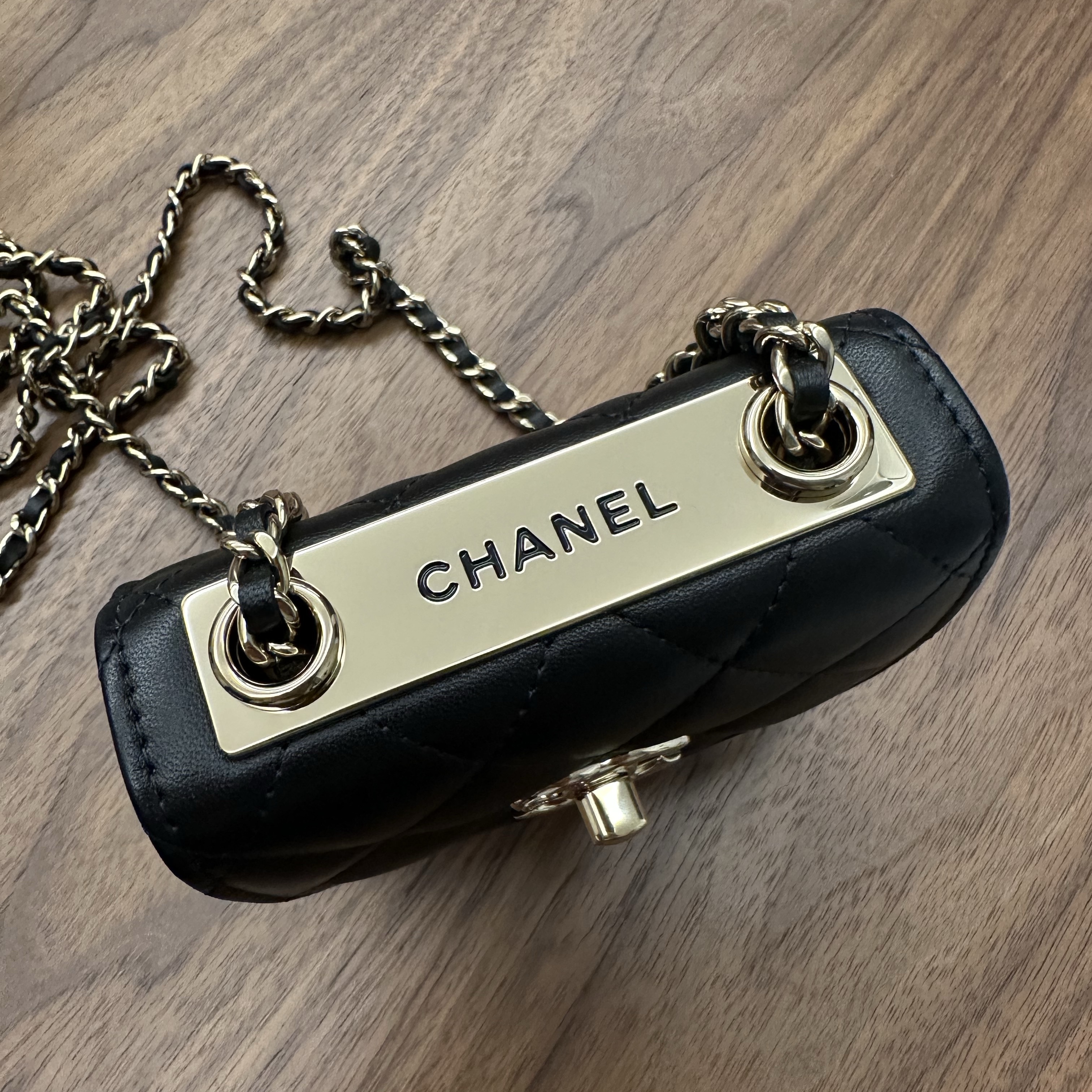 Chanel Clutch With Chain Lambskin & Gold Black, (W) Celine Baseball Cap in Cotton Marine 착용 스타일 - 6