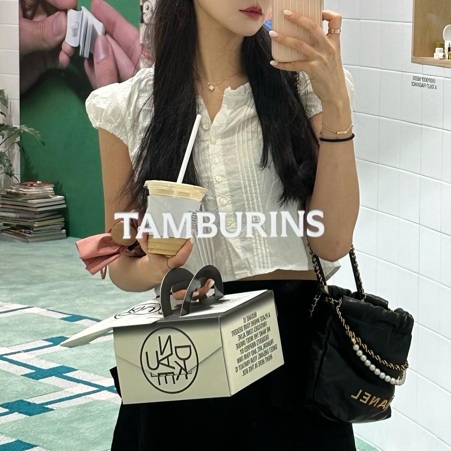 (W) Courreges Reedition Bumpy Contrast T-Shirt White Black, Chanel 22 Mini Handbag Shiny Crumpled Calfskin Crystal Pearls & Gold Black 착용 스타일 - 5