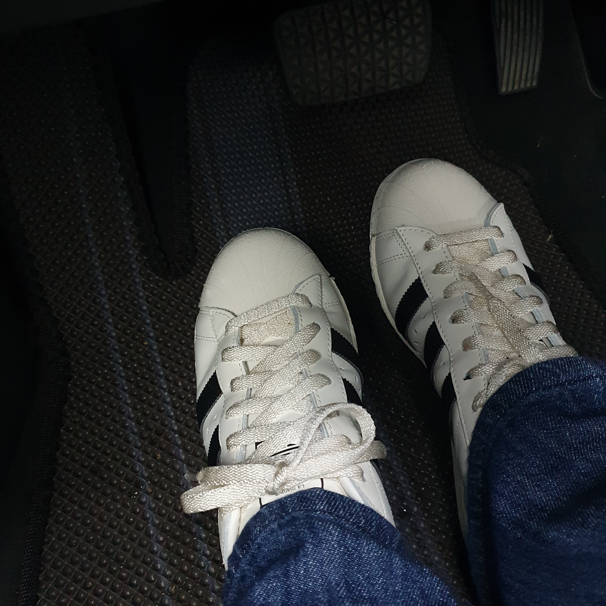 Adidas Superstar 82 Off White Core Black 착용 스타일