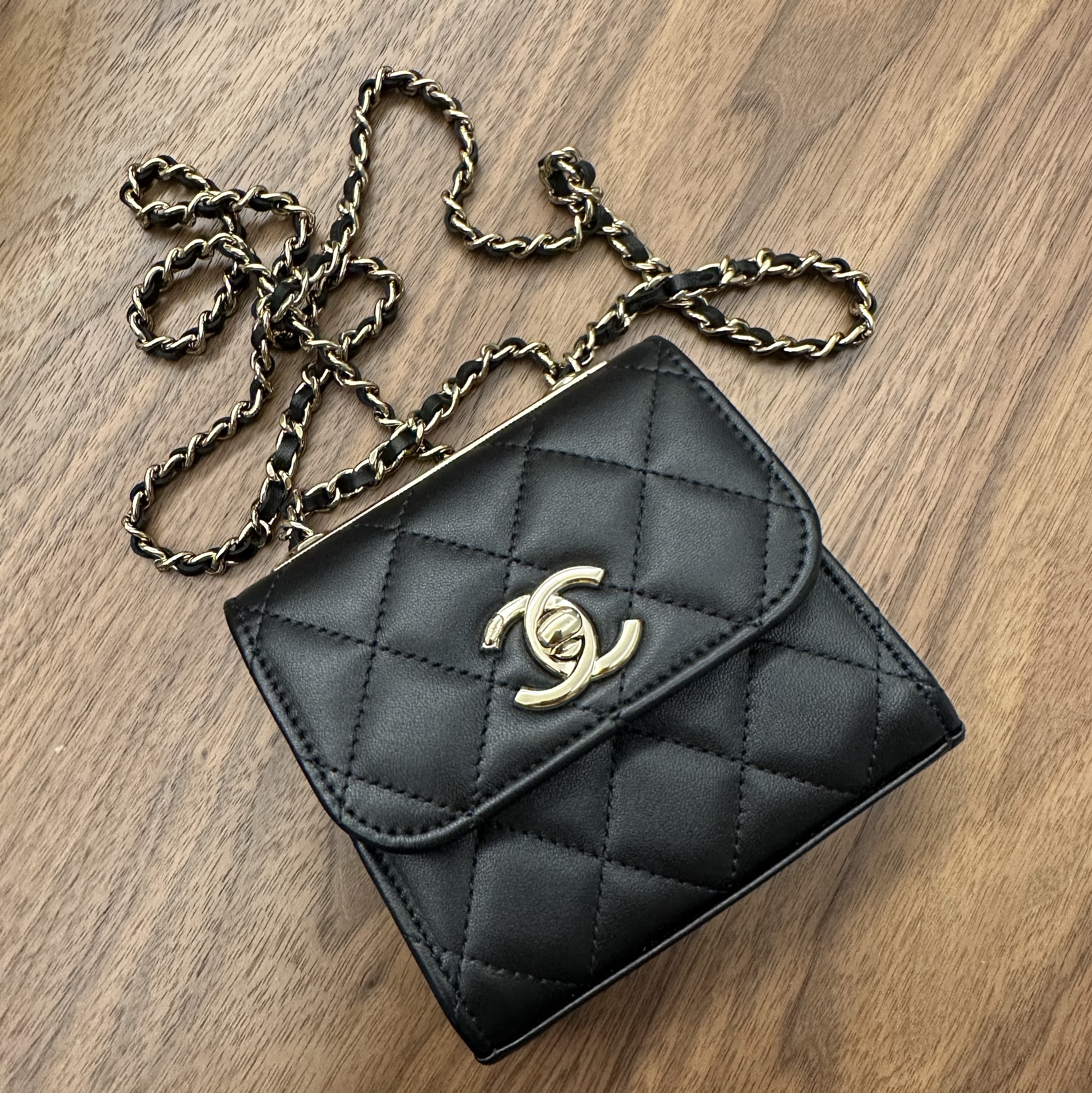 Chanel Clutch With Chain Lambskin & Gold Black, (W) Celine Baseball Cap in Cotton Marine 착용 스타일 - 4