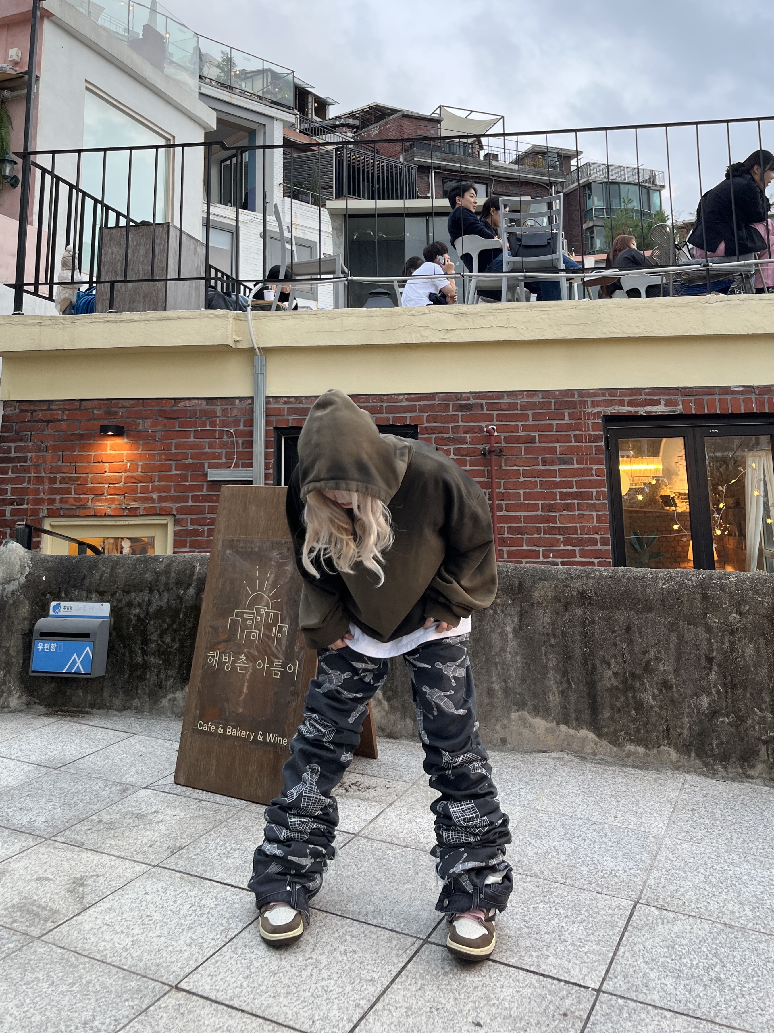 Jordan 1 x Travis Scott Retro High OG SP Mocha 착용 스타일 - 2