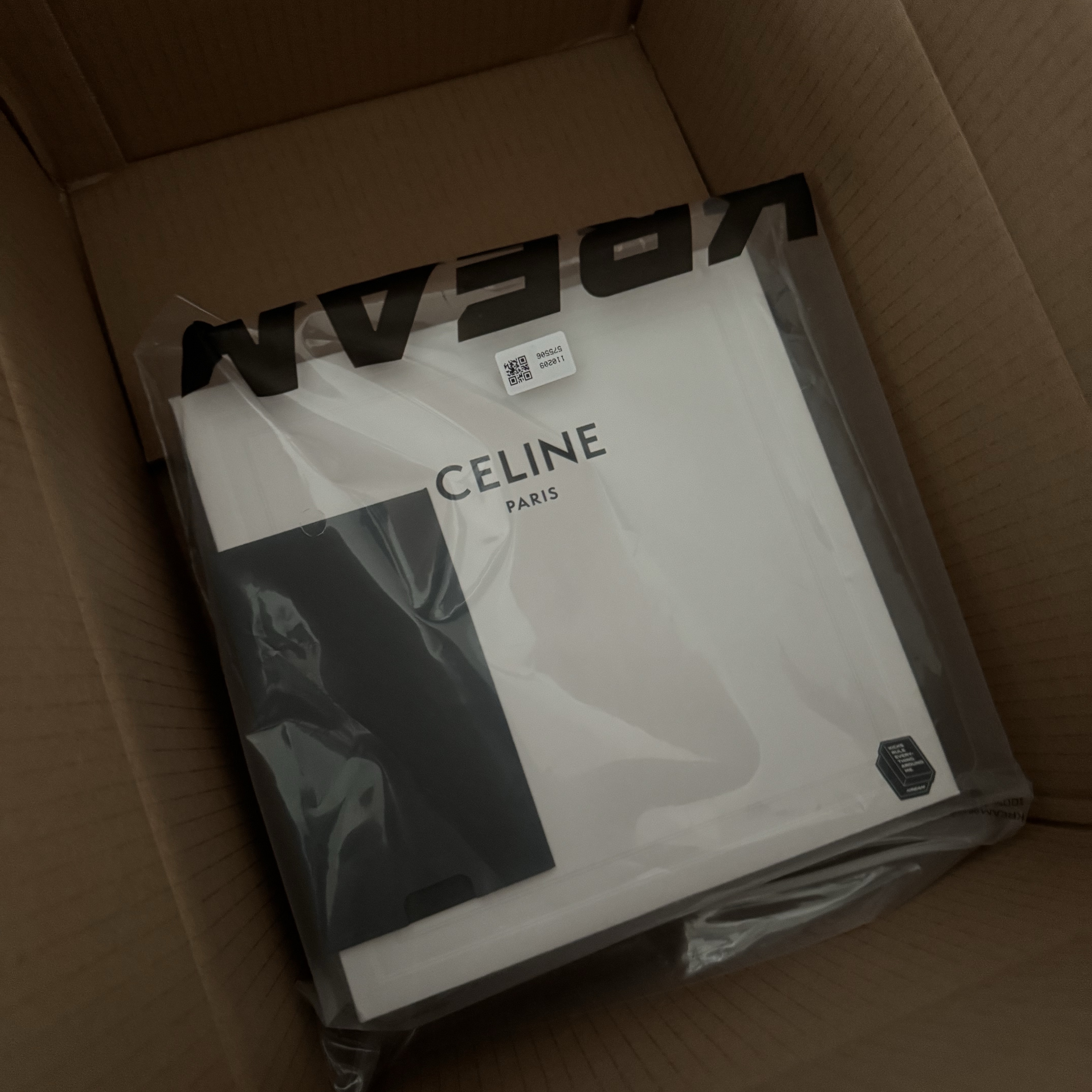 Celine Mini Claude in Shiny Calfskin Black 착용 스타일 - 1