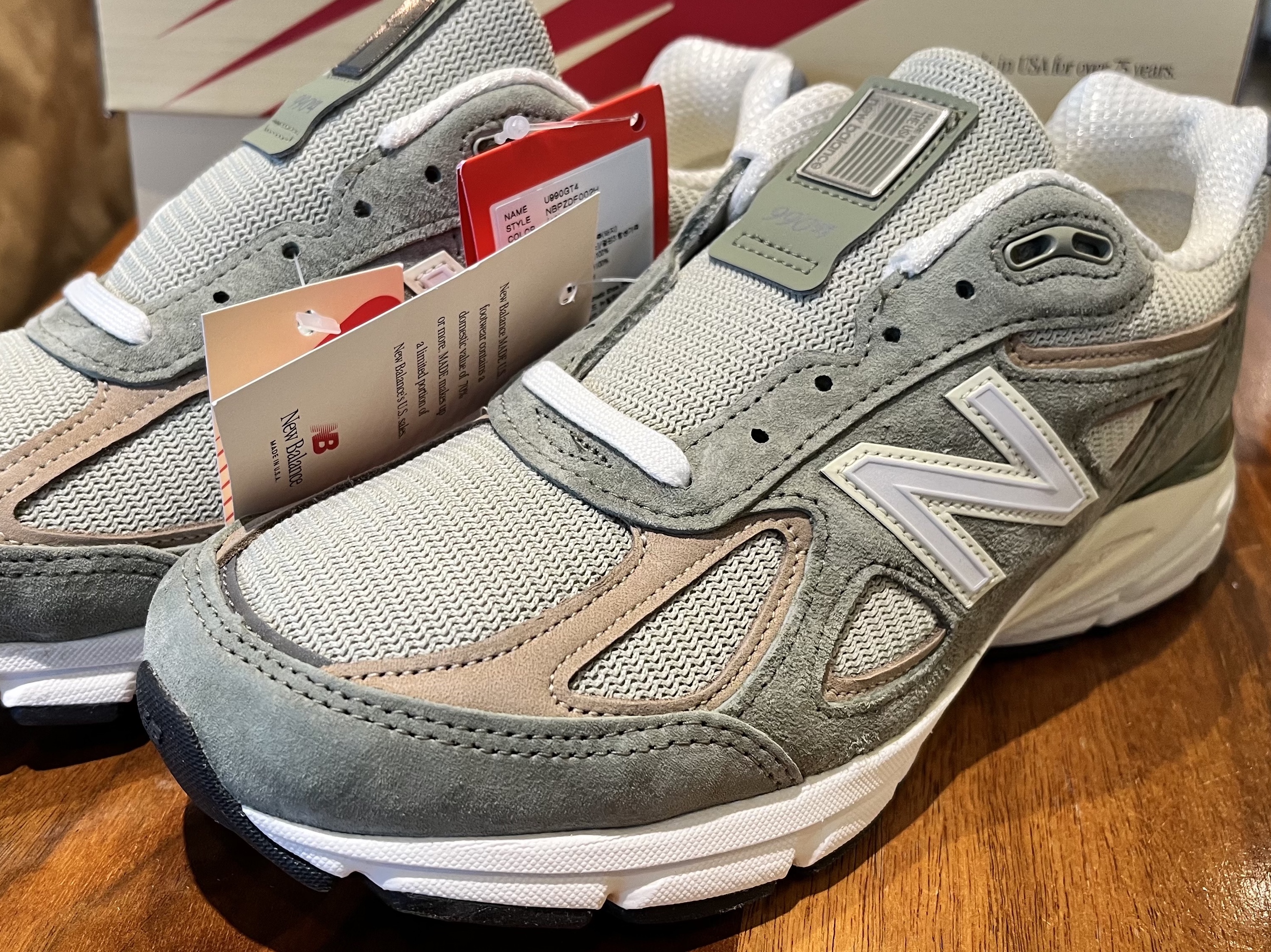 New Balance 990v4 Made in USA Olive Incense 착용 스타일 - 1