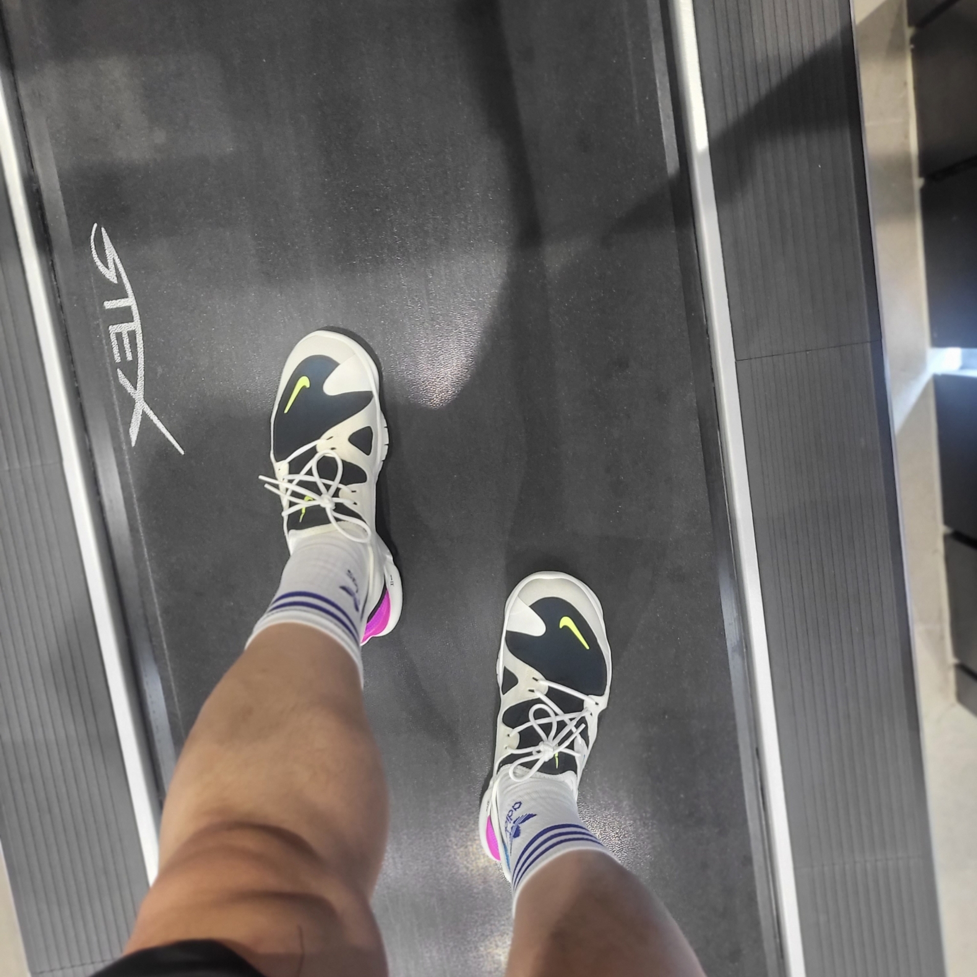 Nike Free RN 5.0 Summit White Volt Glow Black 착용 스타일