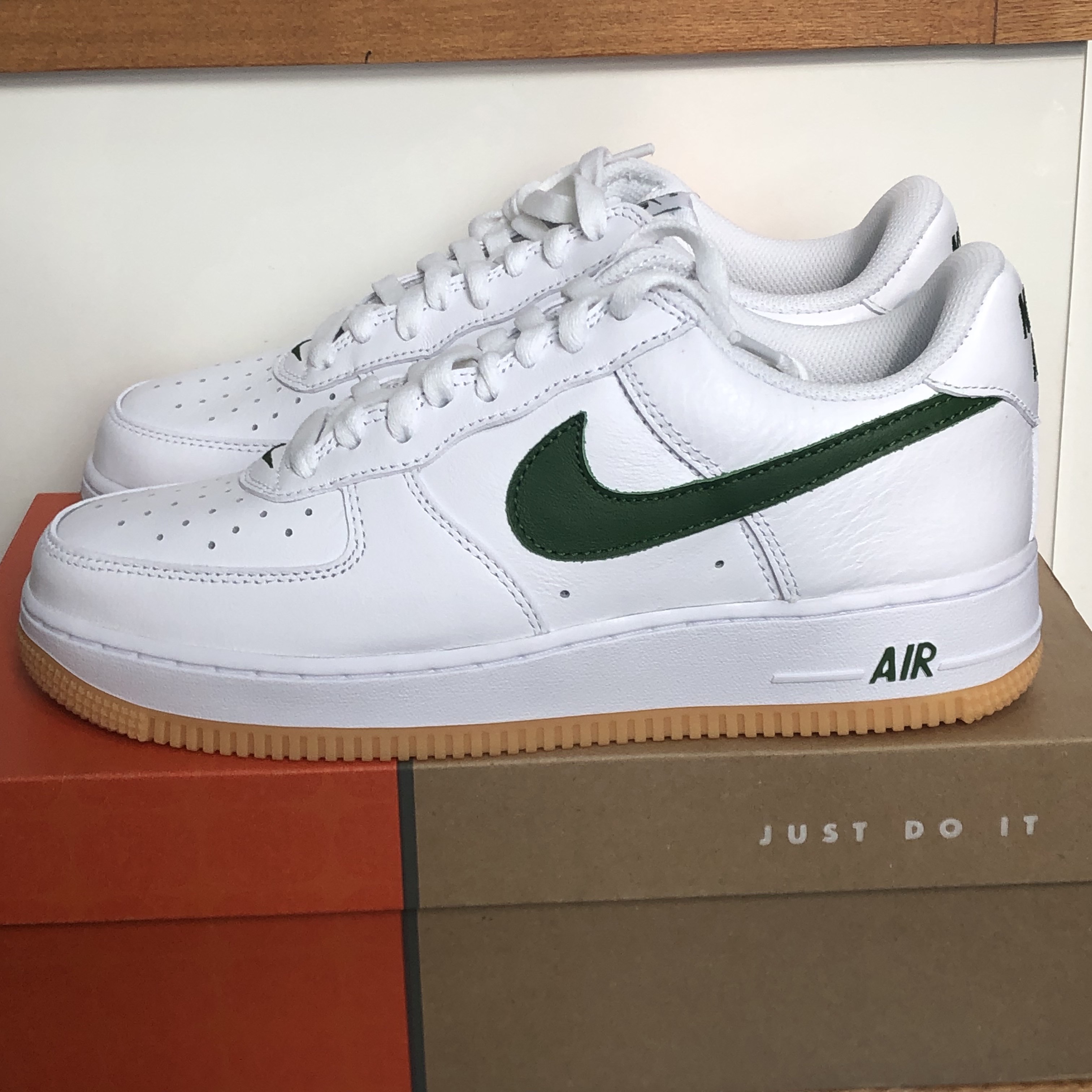 Nike Air Force 1 Low Retro Color of the Month White Forest Green 착용 스타일