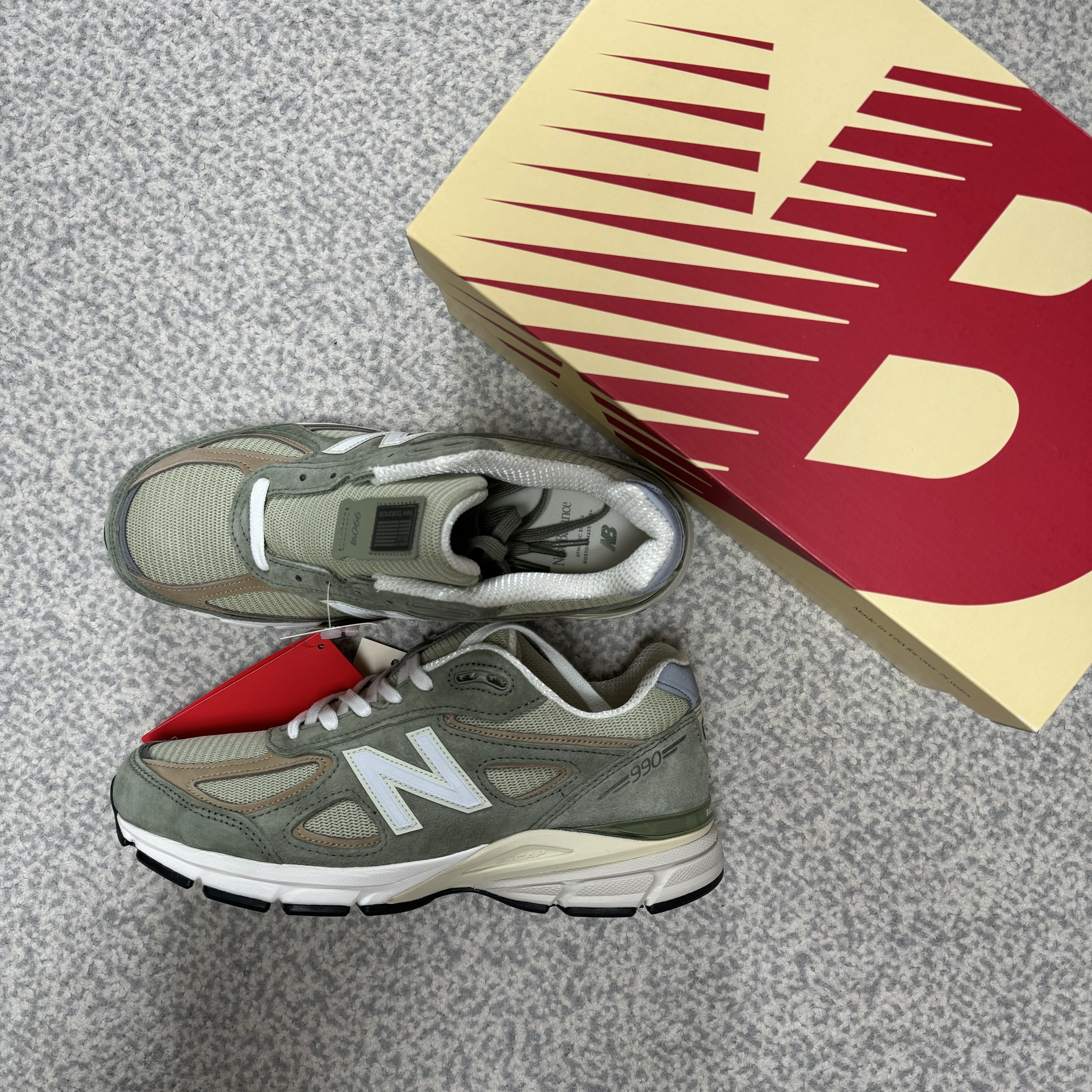 New Balance 990v4 Made in USA Olive Incense 착용 스타일