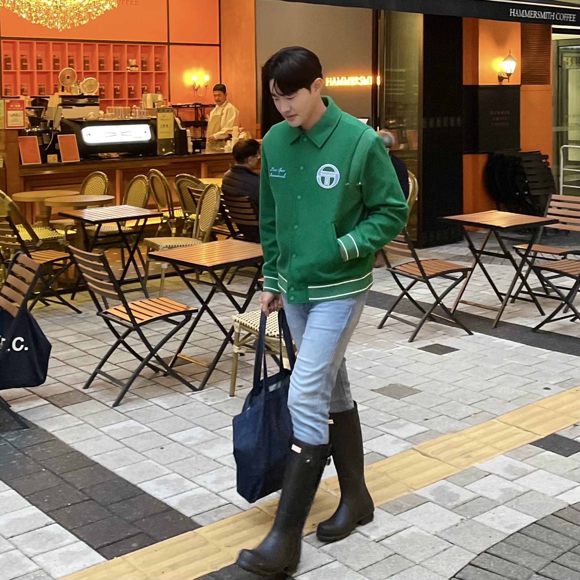 (W) Hunter Original Tour Foldable Tall Wellington Boots Navy, A.P.C. Daniela Shopping Bag Indigo 착용 스타일