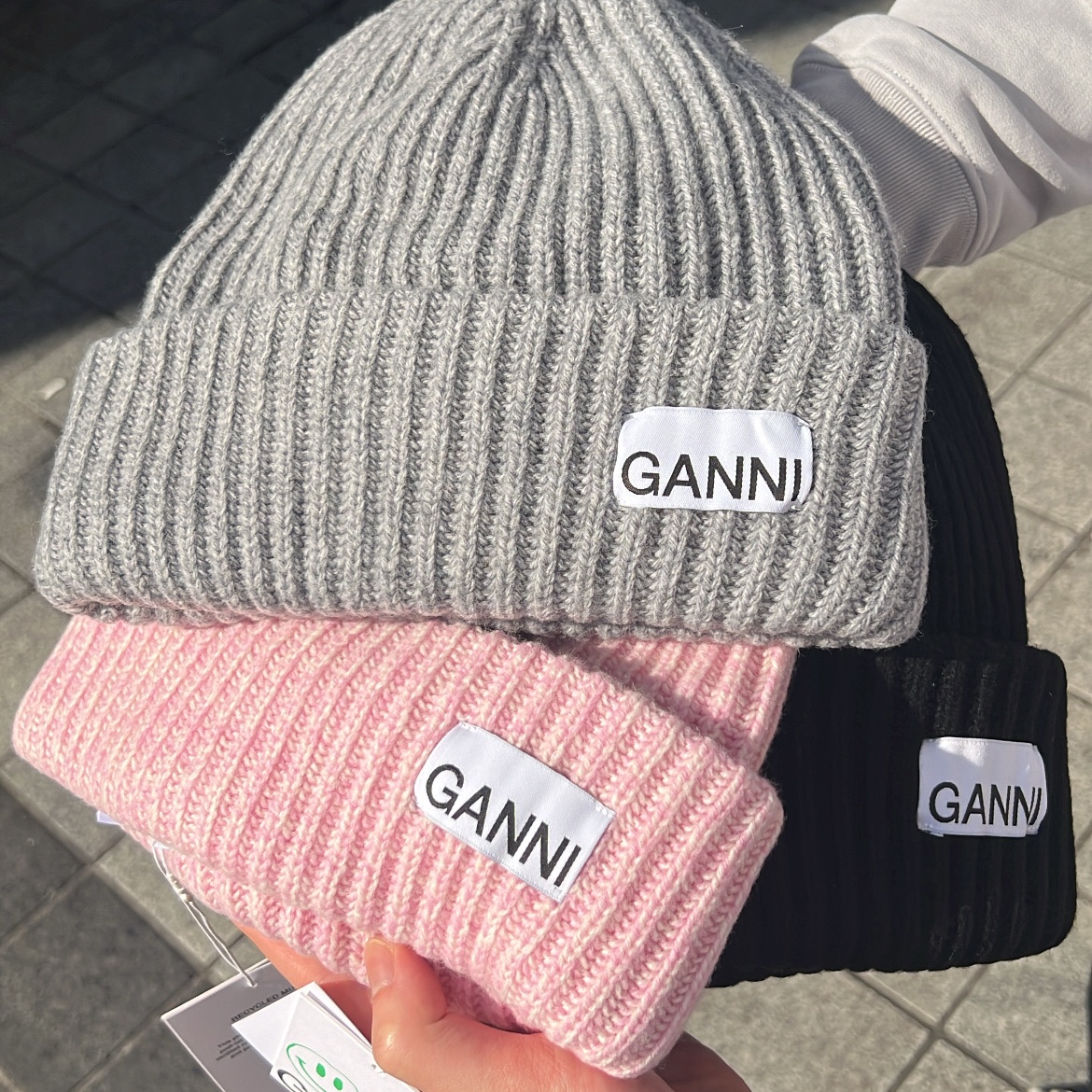 Ganni Wool Beanie Lilac Sachet, Ganni Wool Beanie Paloma Melange 착용 스타일