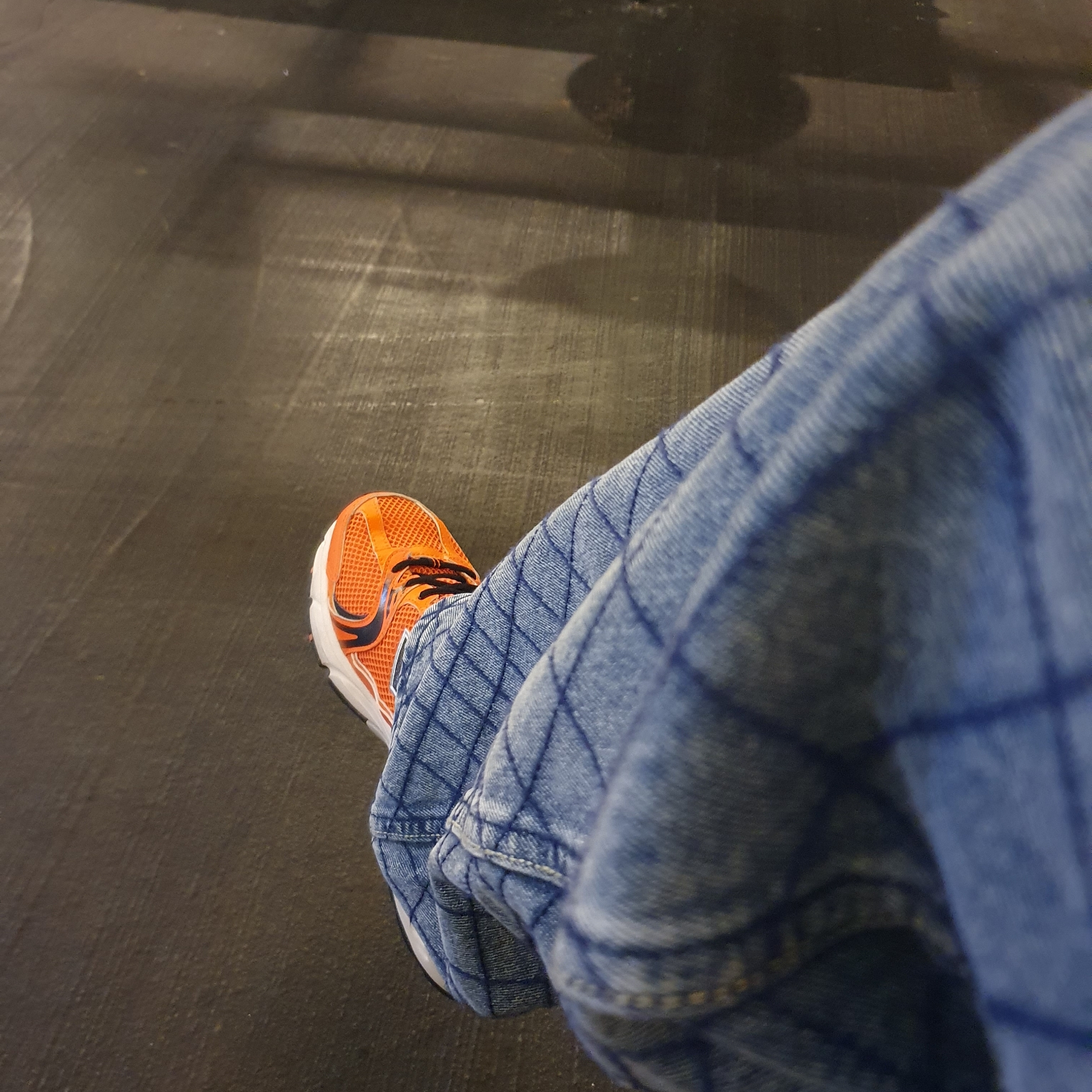 New Balance 530 Neon Orange 착용 스타일