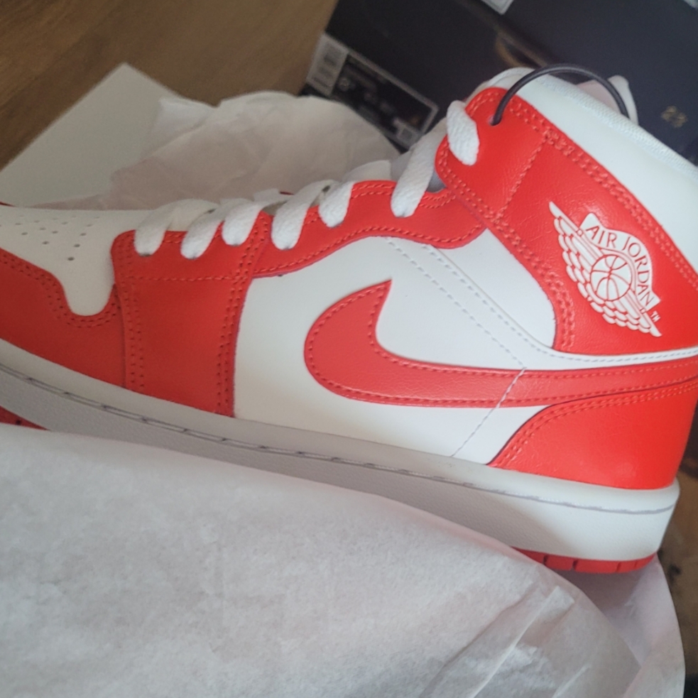 (W) Jordan 1 Mid Habanero Red 착용 스타일