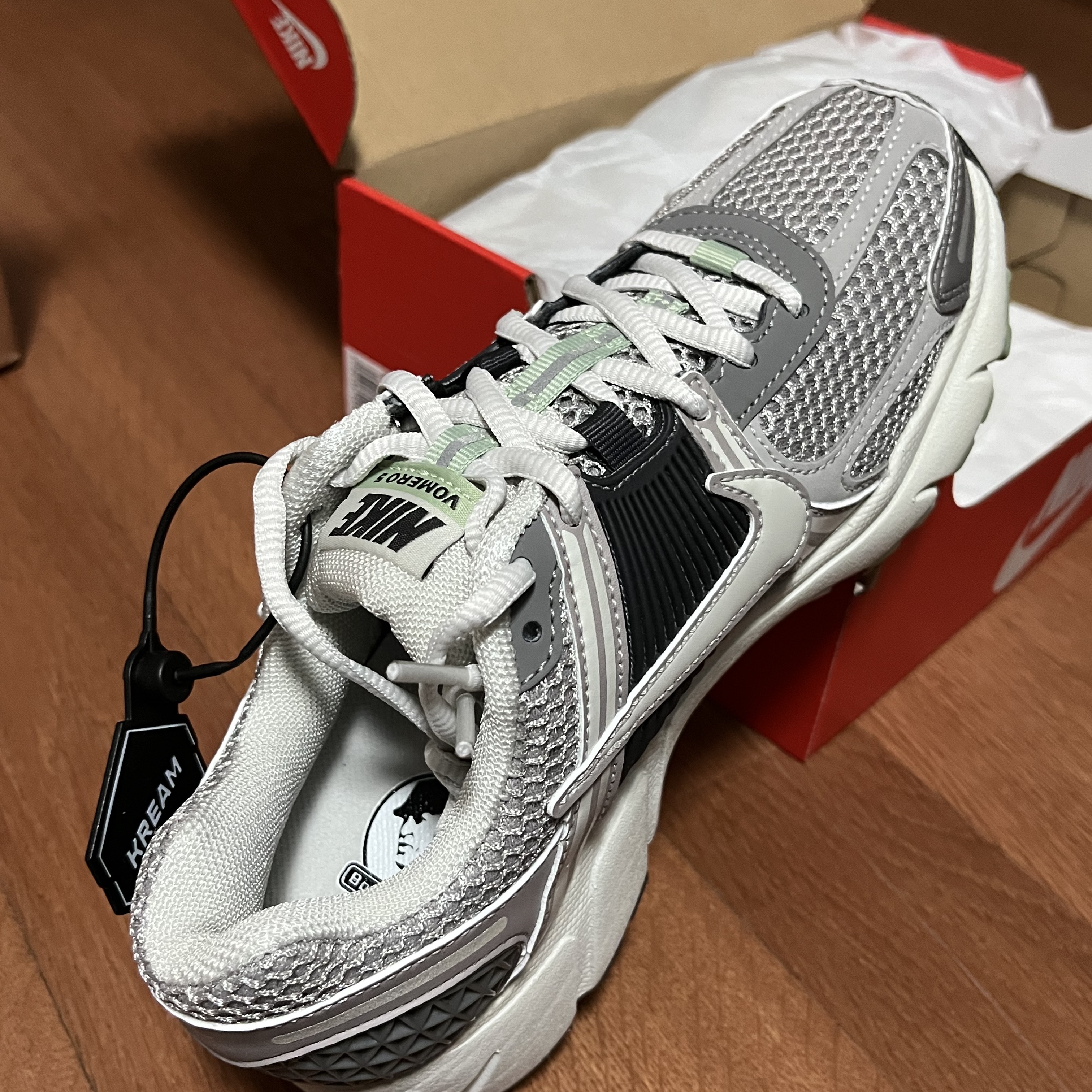 (W) Nike Zoom Vomero 5 Cobblestone and Flat Pewter 착용 스타일 - 1