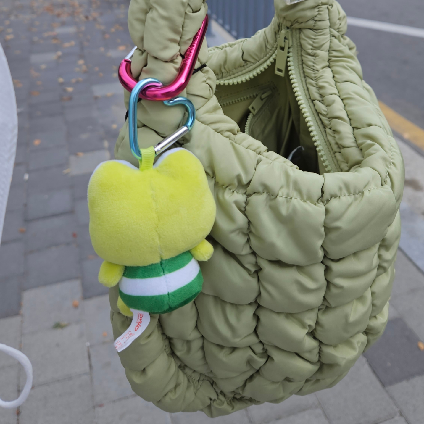 COS Quilted Mini Bag Light Green 착용 스타일 - 2