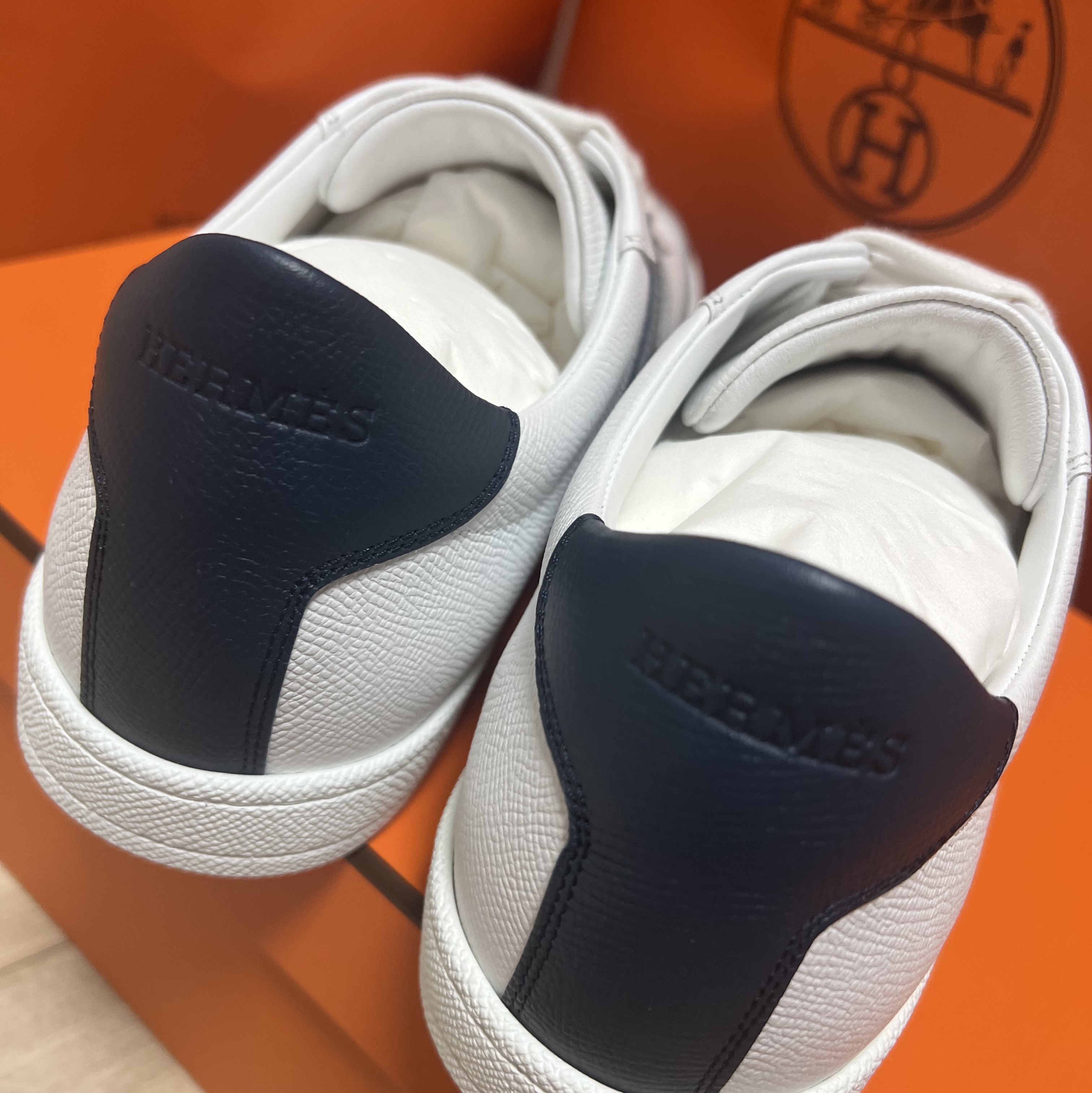 Hermes Boomerang Sneakers Epsom & Gris Blanc 착용 스타일 - 4
