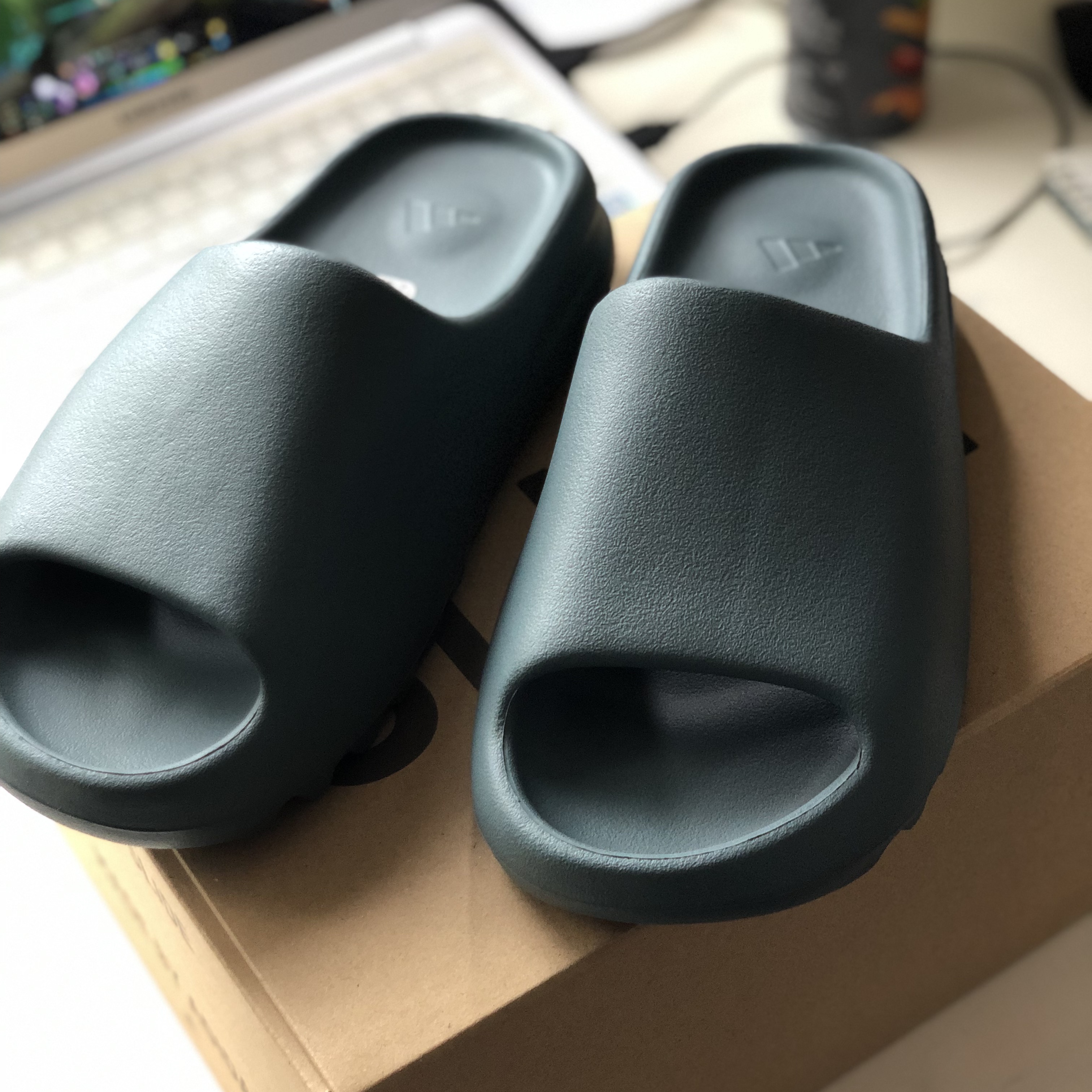 Adidas Yeezy Slide Granite 착용 스타일 - 2