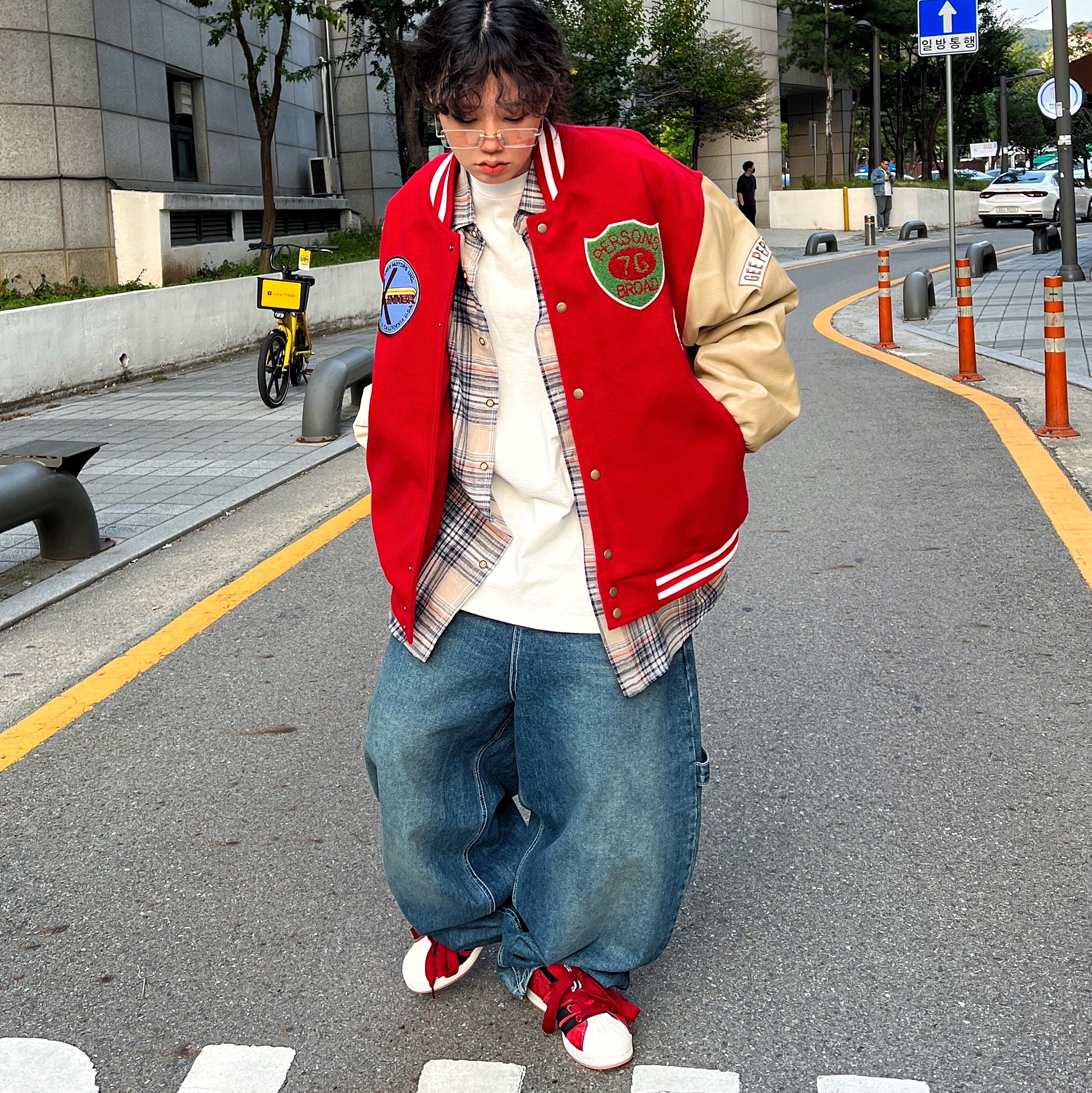 Adidas x YNuK Superstar Supermodified Power Red 착용 스타일 - 3