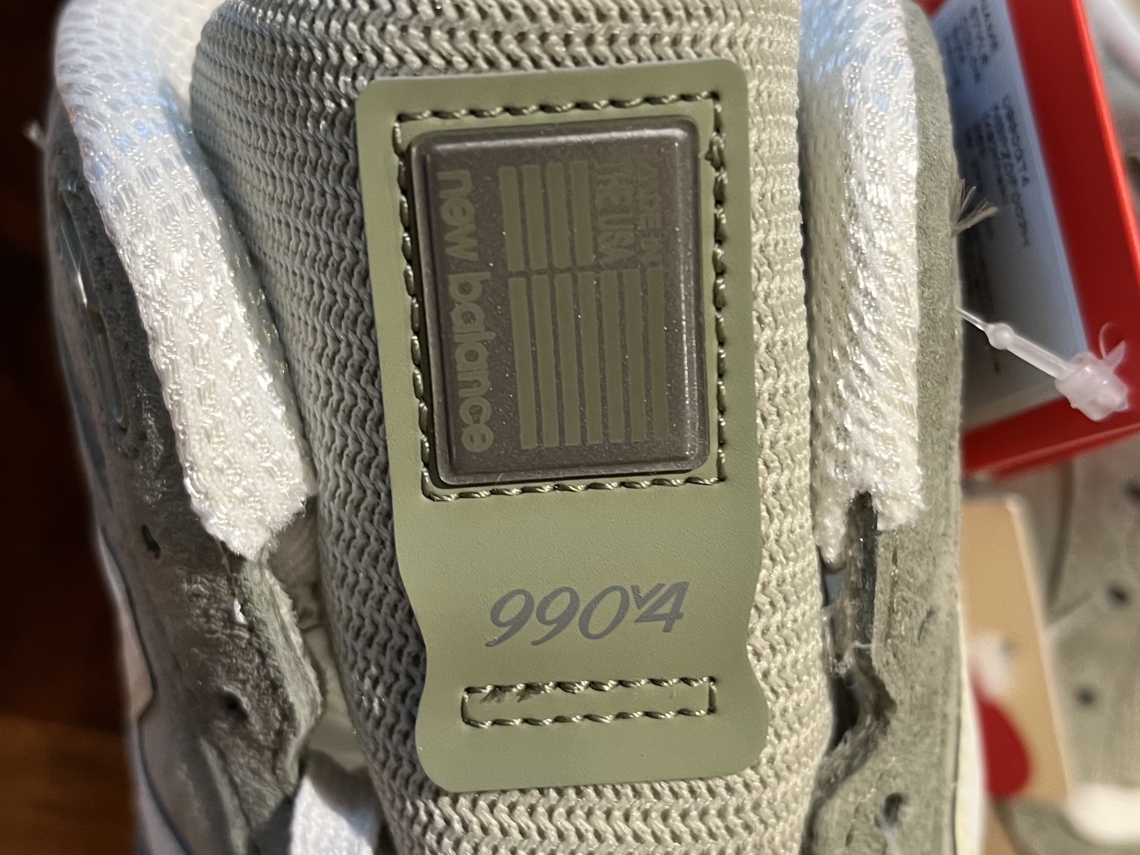 New Balance 990v4 Made in USA Olive Incense 착용 스타일 - 3