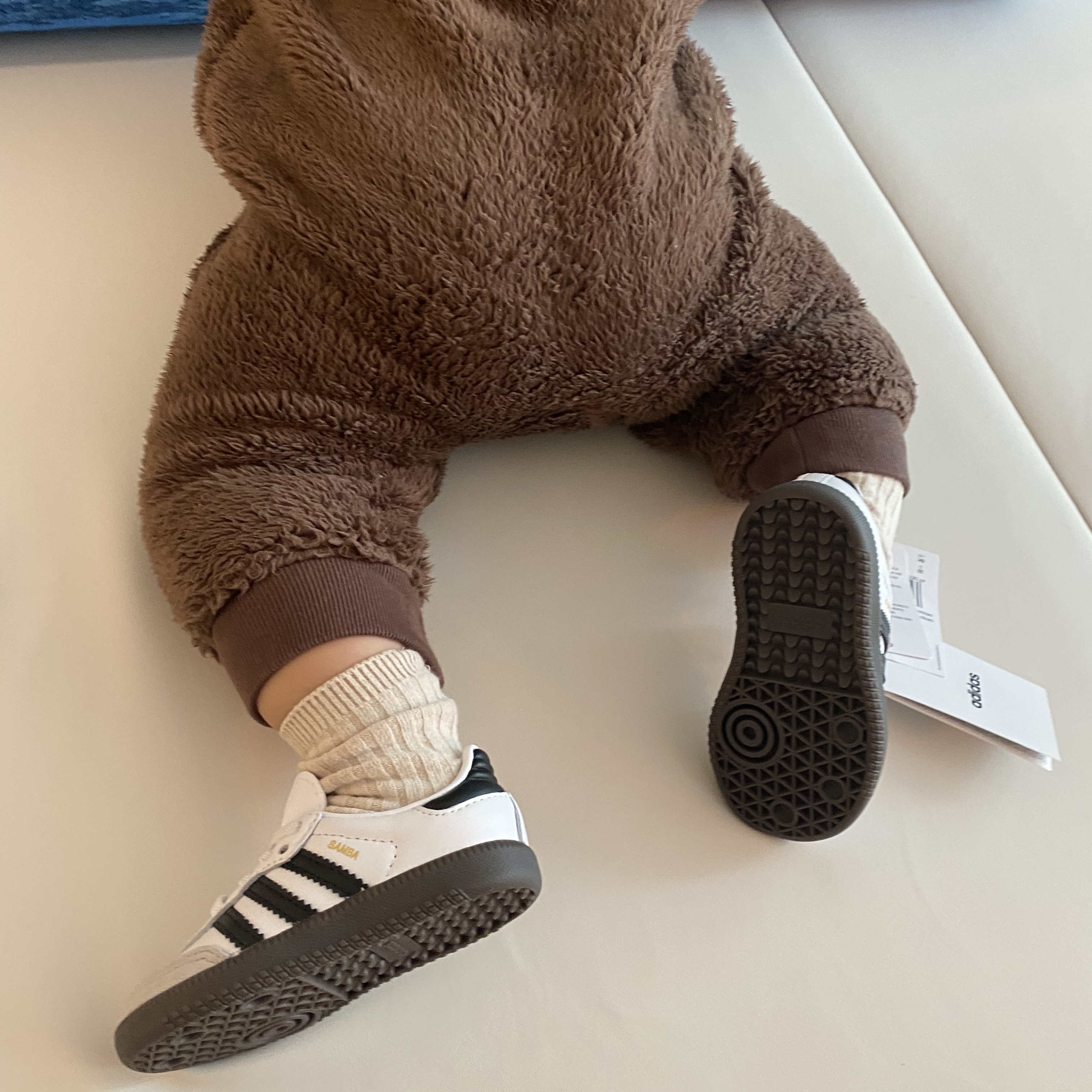 (Infant) Adidas Samba OG Cloud White Core Black 착용 스타일 - 1