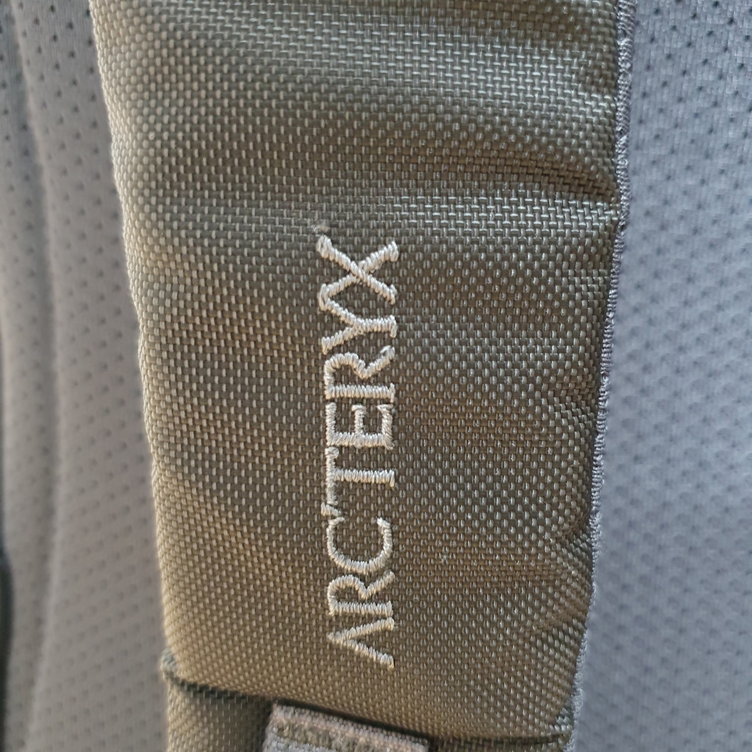 Arc'teryx Mantis 26 Backpack Pilot 착용 스타일 - 2