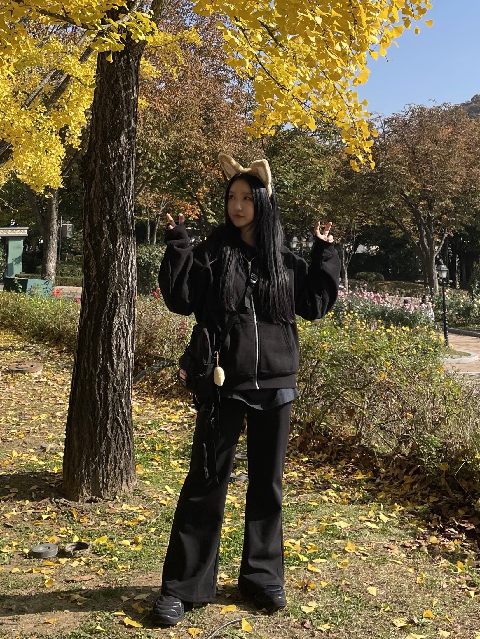 Supreme S Logo Zip Up Hooded Sweatshirt Black - 23FW, MM6 Maison Margiela x Eastpak Mini Shoulder Bag Black 착용 스타일 - 2