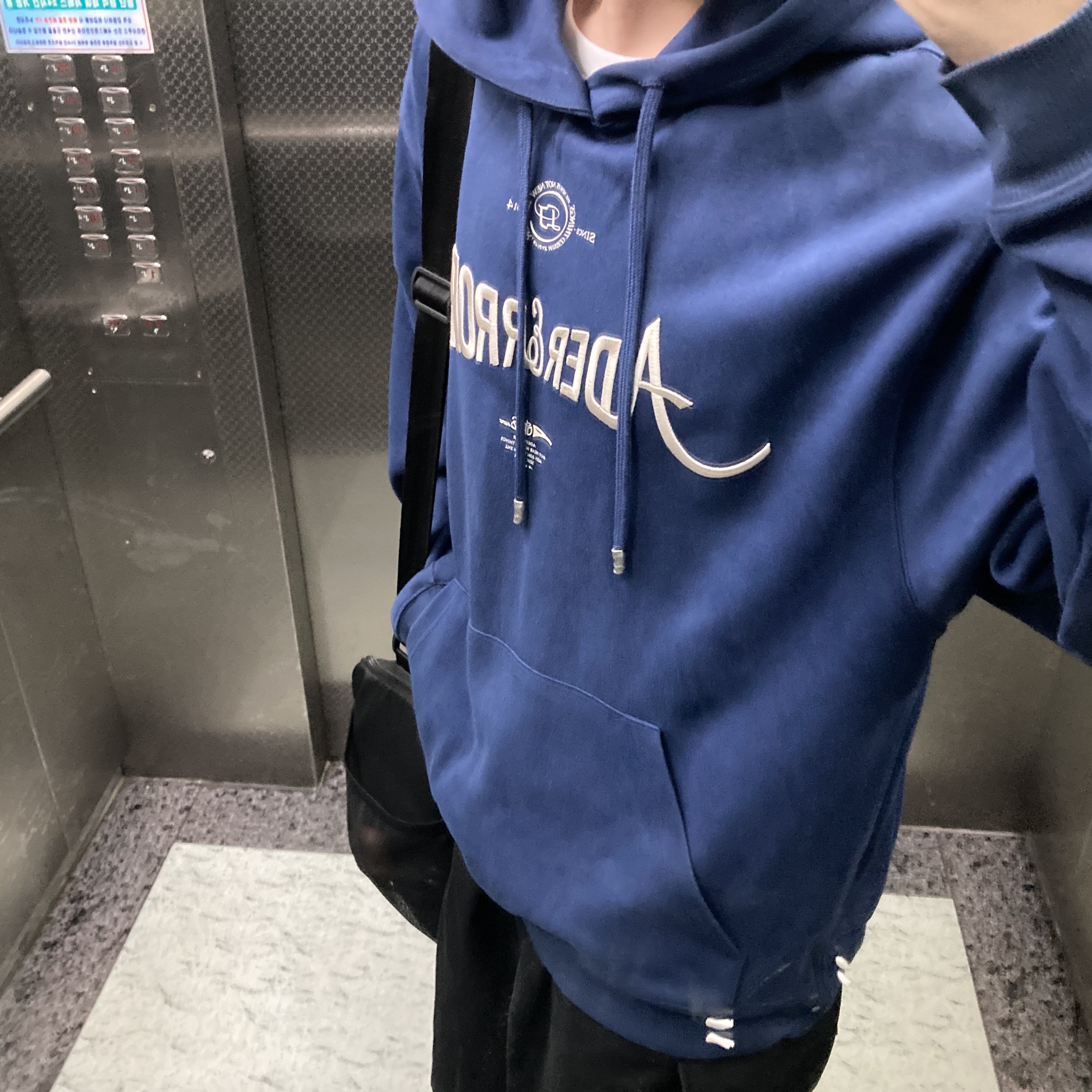 Ader Error Verif Logo Hoodie Navy 착용 스타일