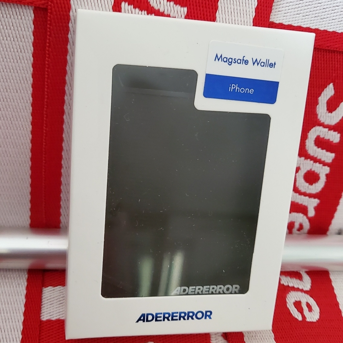 Ader Error Small Standic Magsafe Wallet Noir 착용 스타일