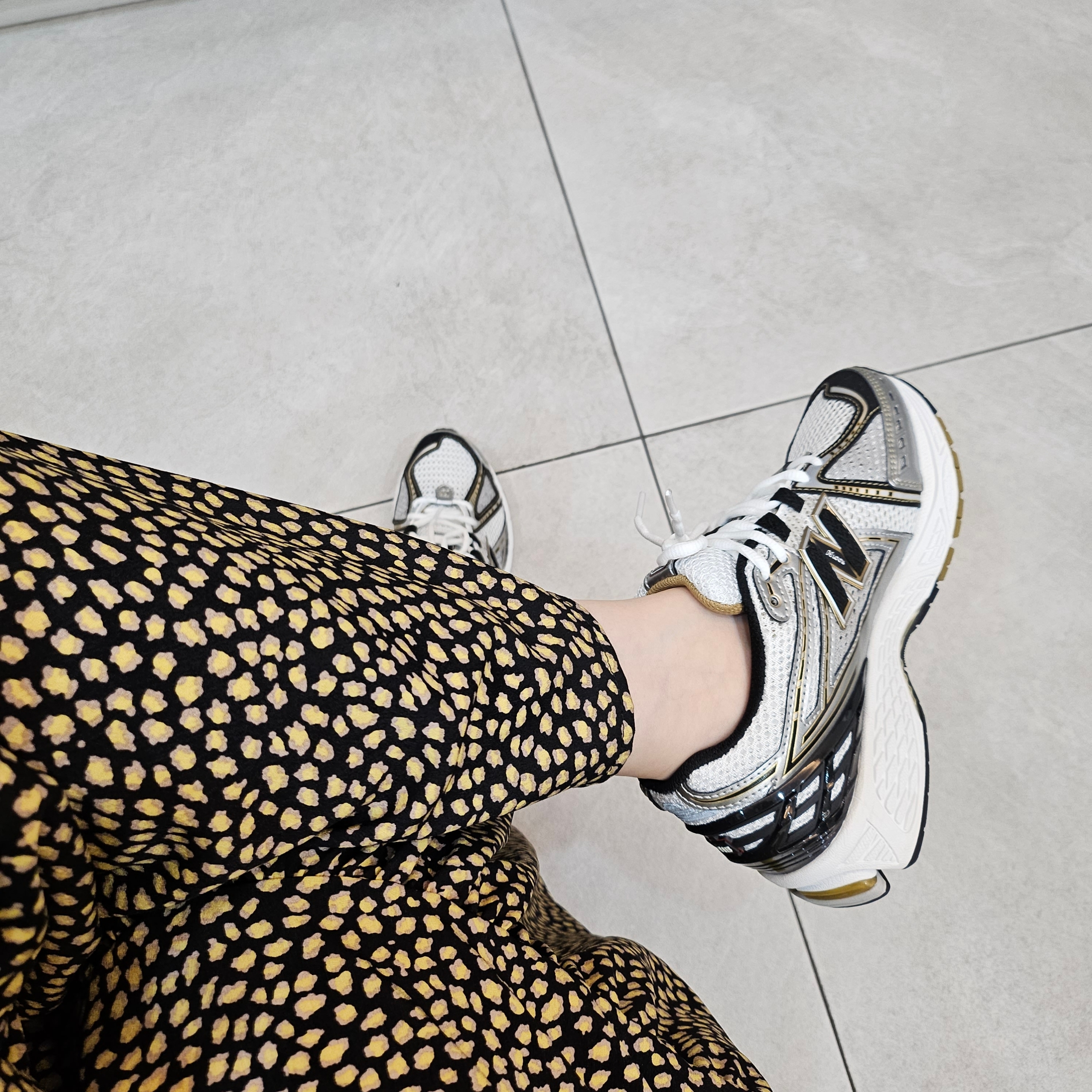 New Balance 1906R White Gold 착용 스타일