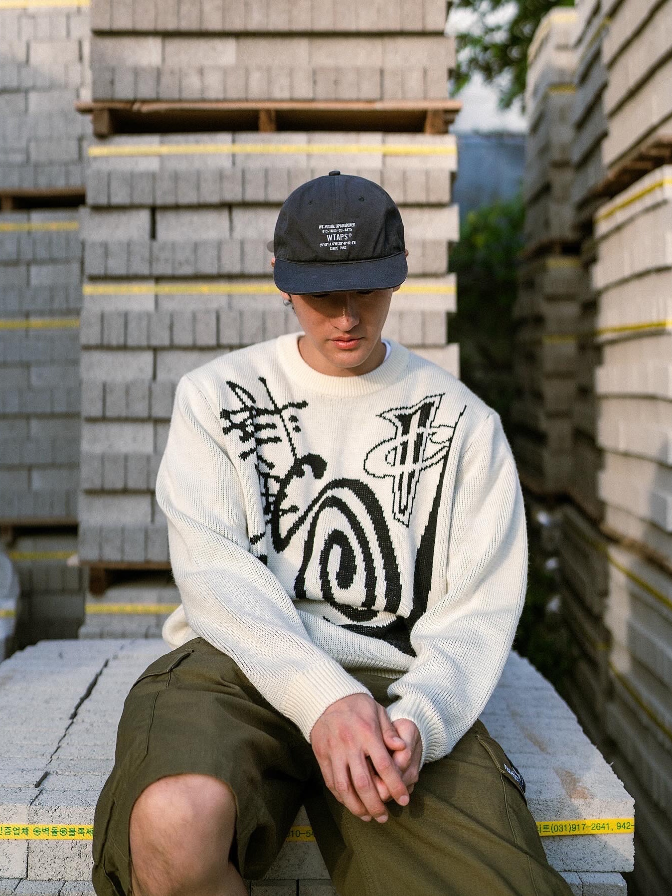 Nike x Stussy NRG LS Knit Sweater Fossil (DR2893-238), New Balance x Kith 990v1 Made in USA Dusty Rose 착용 스타일 - 3