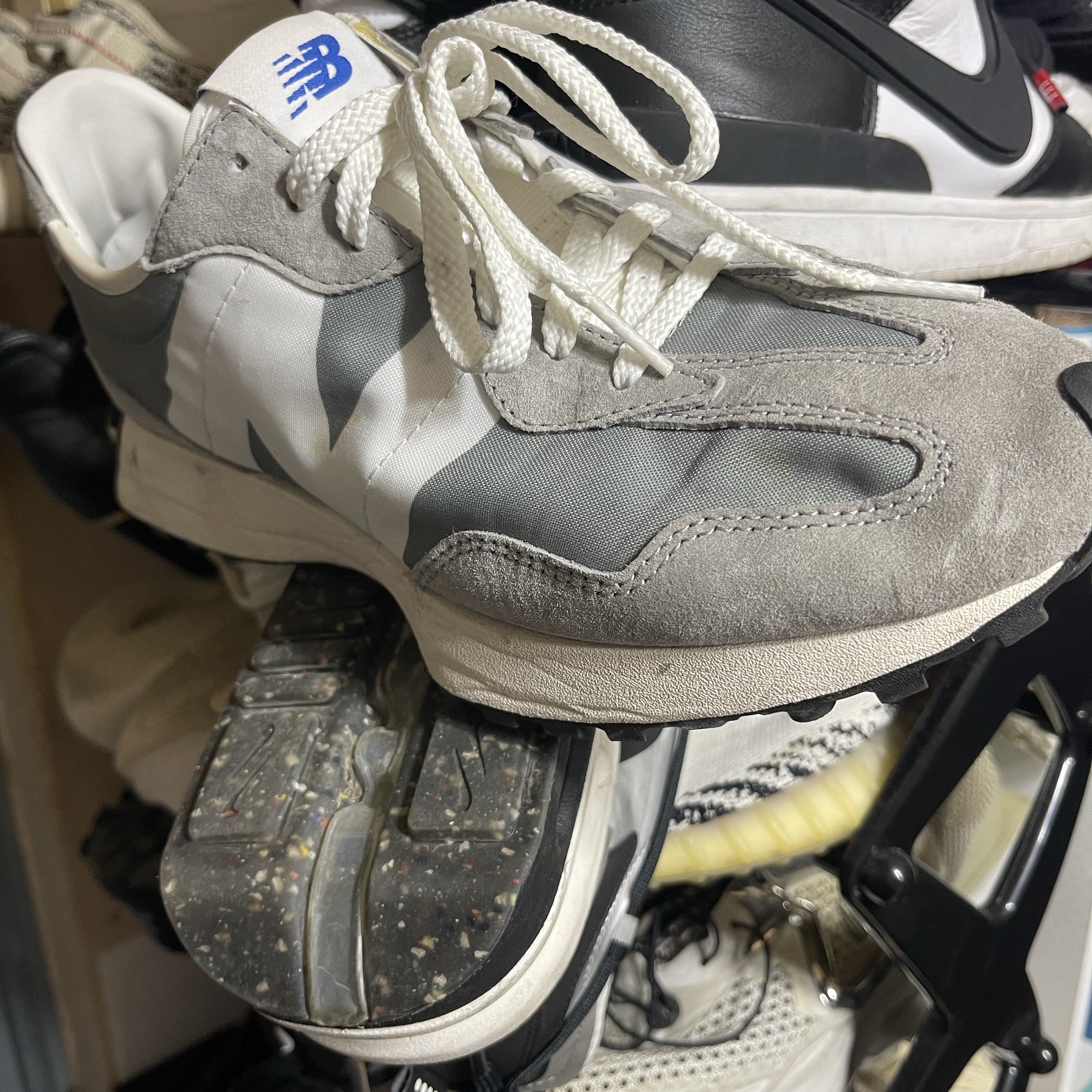 New Balance 327 Grey 착용 스타일