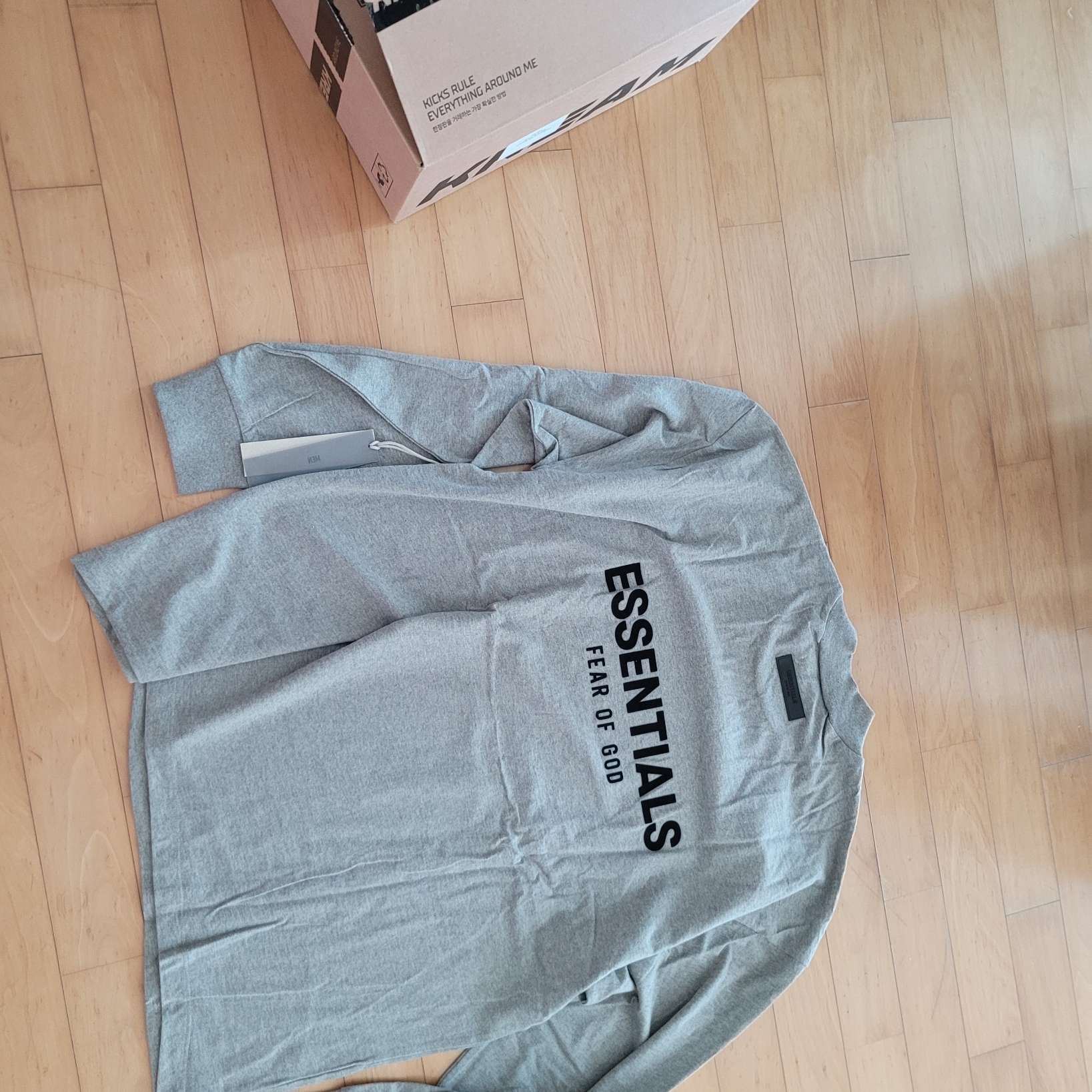 Essentials The Core Collection Long Sleeve T-Shirt Dark Oatmeal 착용 스타일
