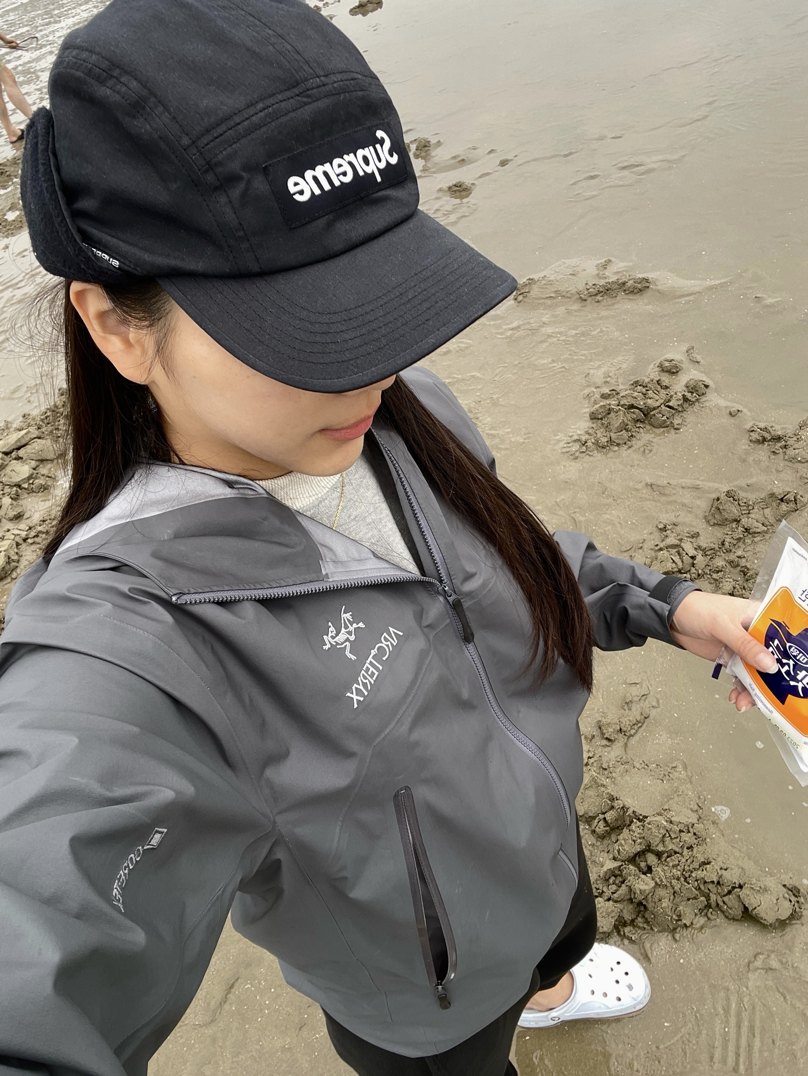 Arc'teryx Beta Jacket Cloud, Supreme Packable Earflap Camp Cap Black - 22FW 착용 스타일 - 1