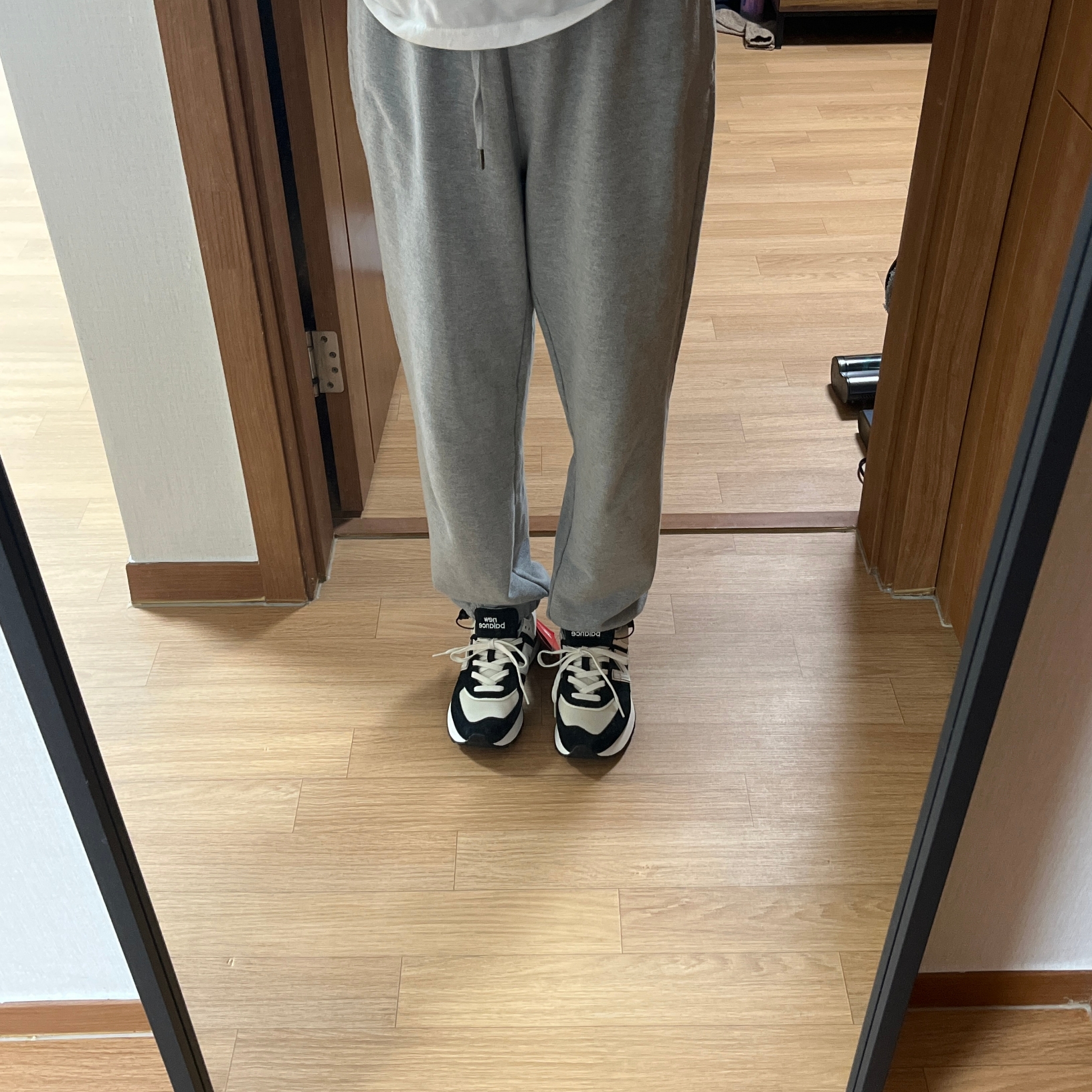 New Balance 574 Legacy Black Angora 착용 스타일