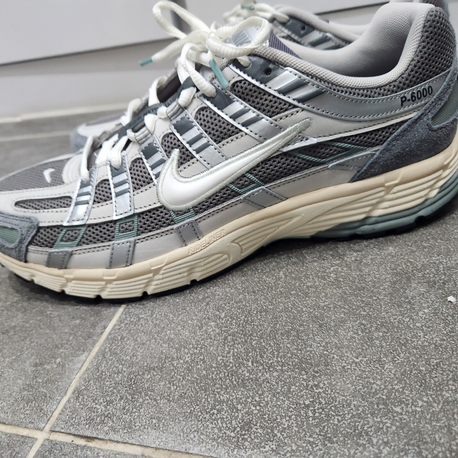 Nike P-6000 Flat Pewter Light Iron Ore 착용 스타일 - 3
