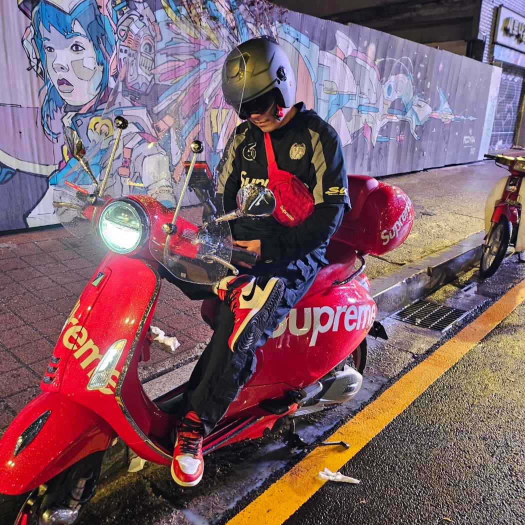 Supreme Hooded Soccer Jersey Black - 23FW, Supreme Floating Keychain Red - 23FW 착용 스타일