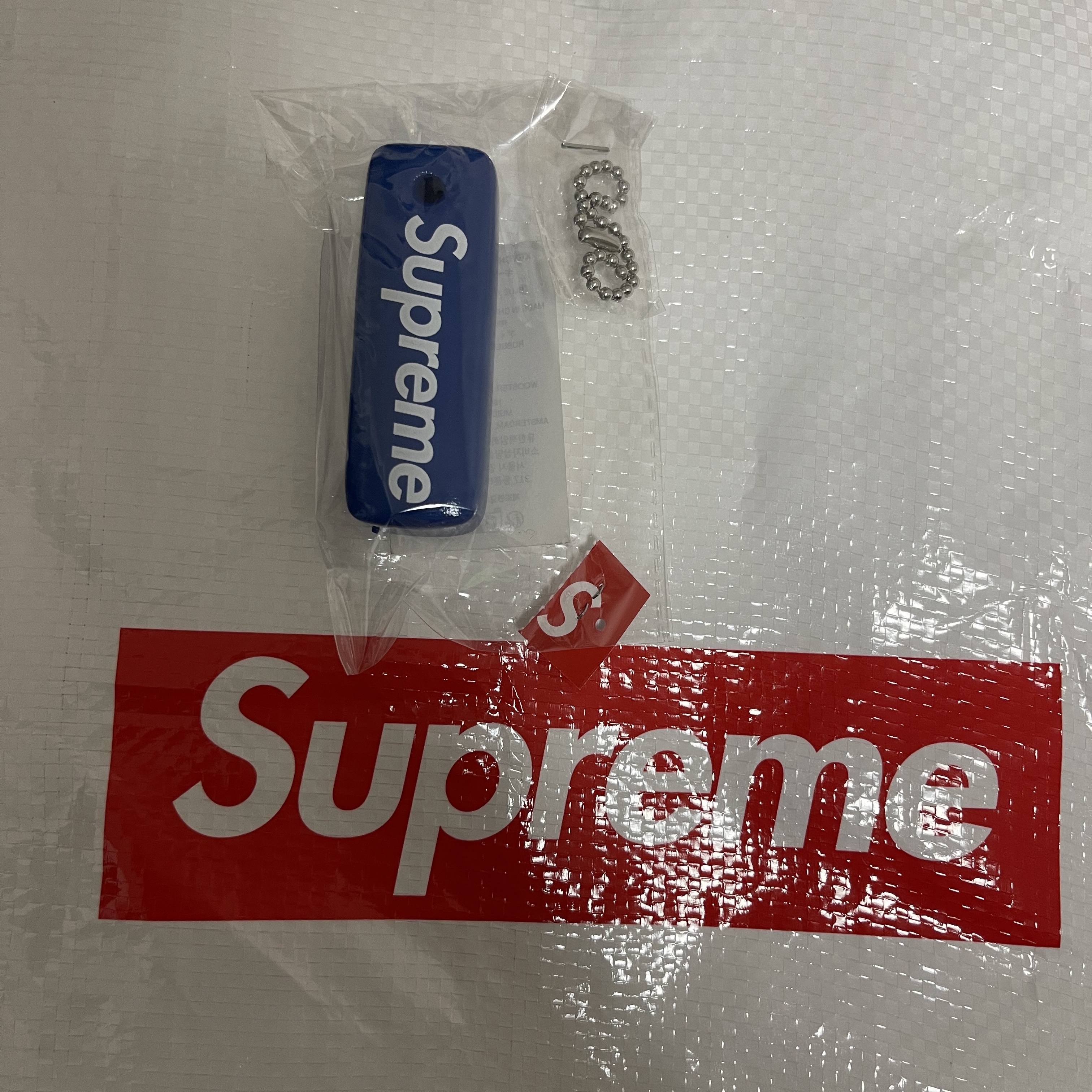 Supreme Floating Keychain Faded Blue - 23FW 착용 스타일