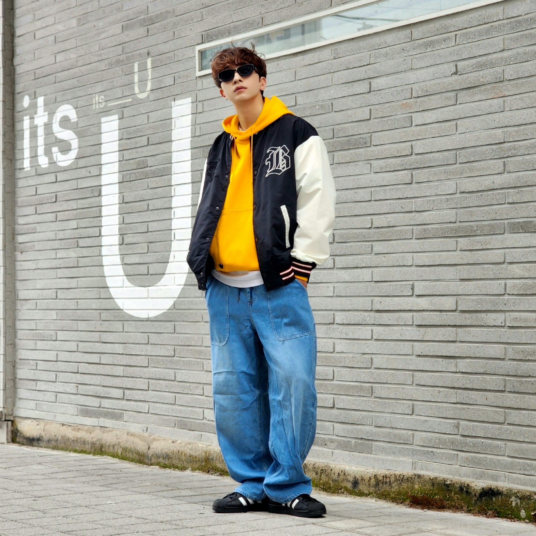 Adidas Superstar Core Black White 착용 스타일 - 1