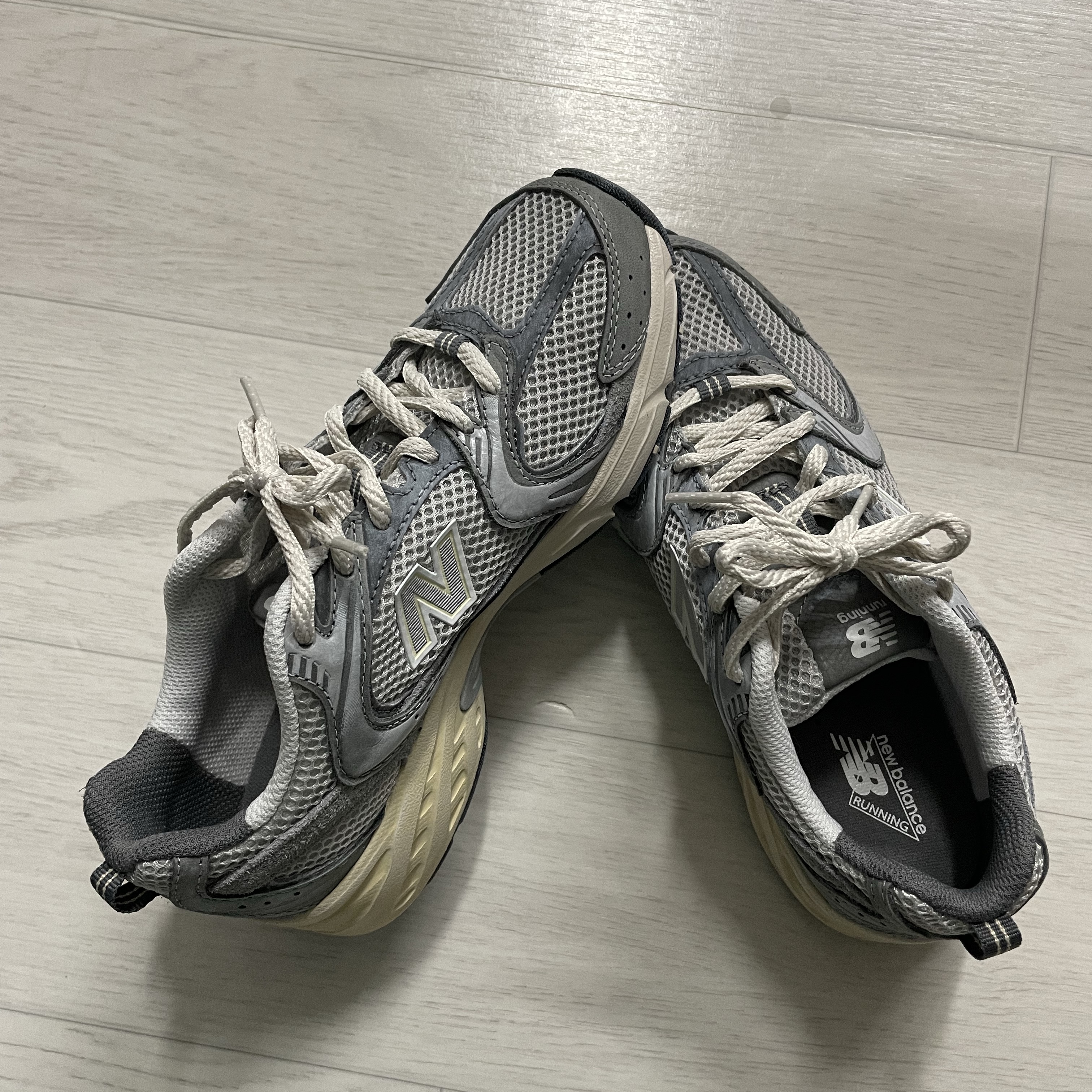 New Balance 530 Premium Vintage Grey Matter 착용 스타일