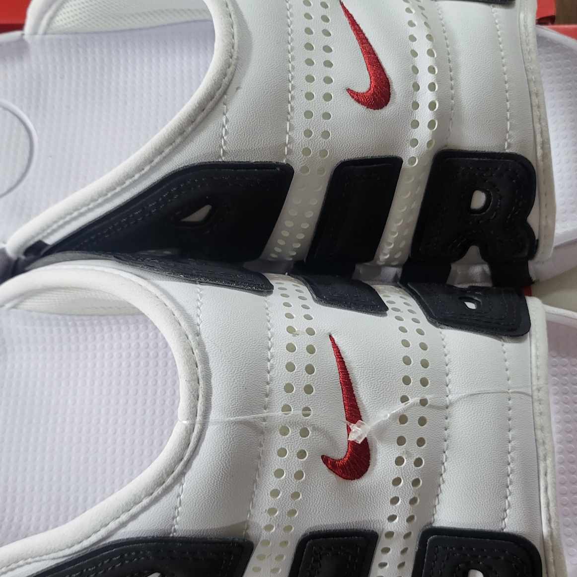 Nike Air More Uptempo Slide White Black, Nike Air More Uptempo Slide Black White 착용 스타일 - 3