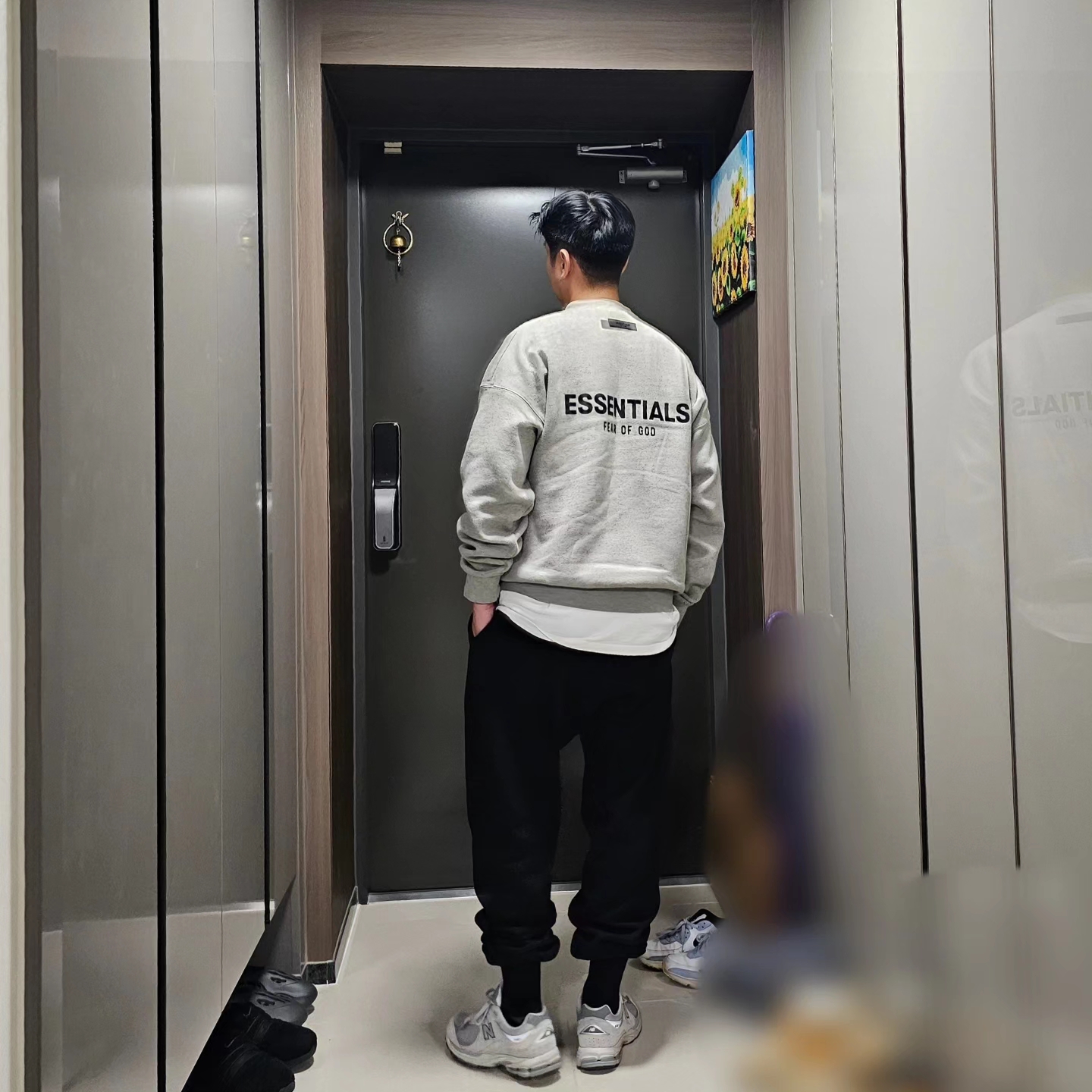 Essentials The Core Collection Crewneck Sweatshirt Dark Oatmeal, New Balance 2002R T2 Gray 착용 스타일 - 3