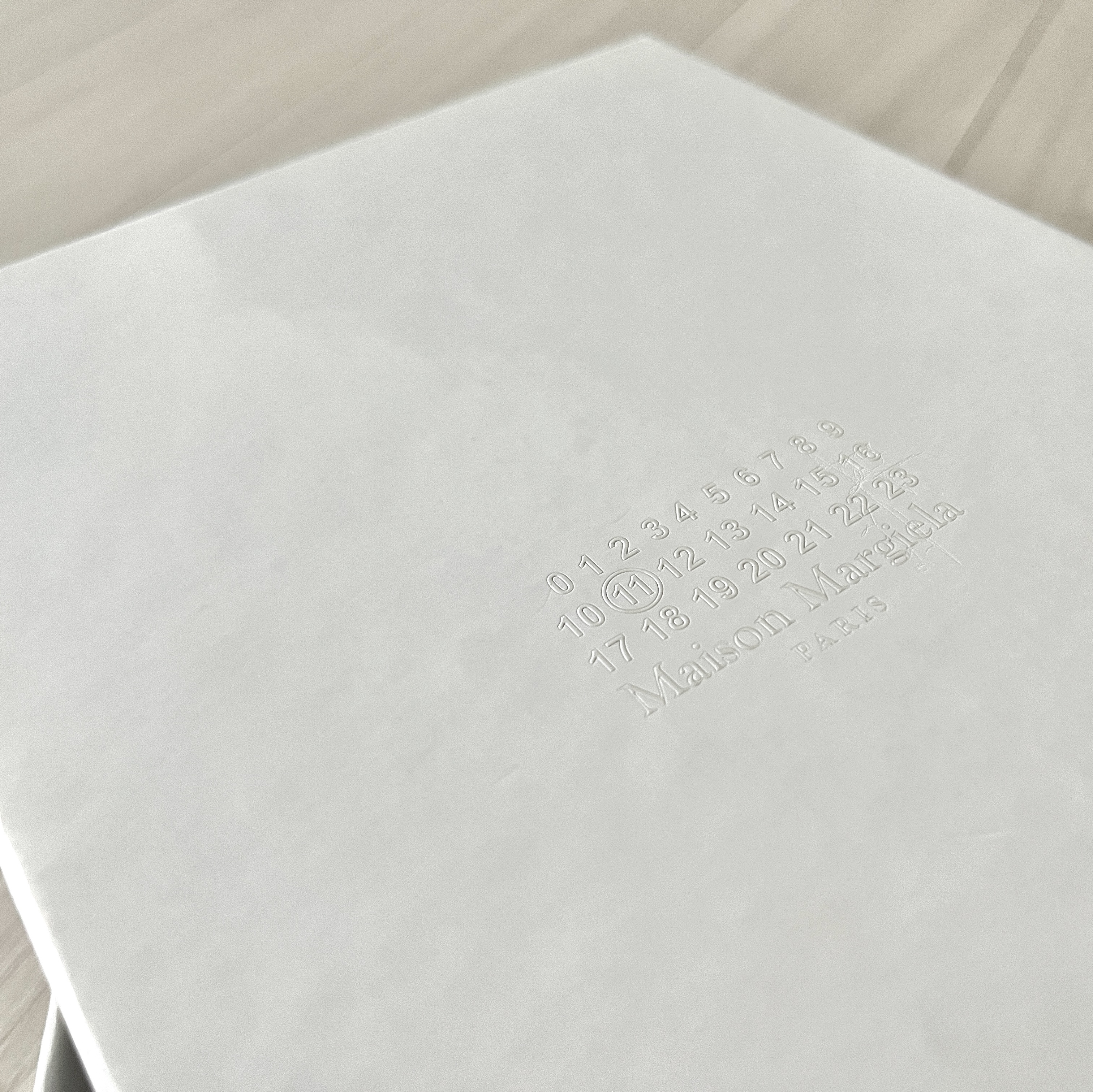 Maison Margiela Bovine Leather Stitch Chain Wallet White 착용 스타일 - 3