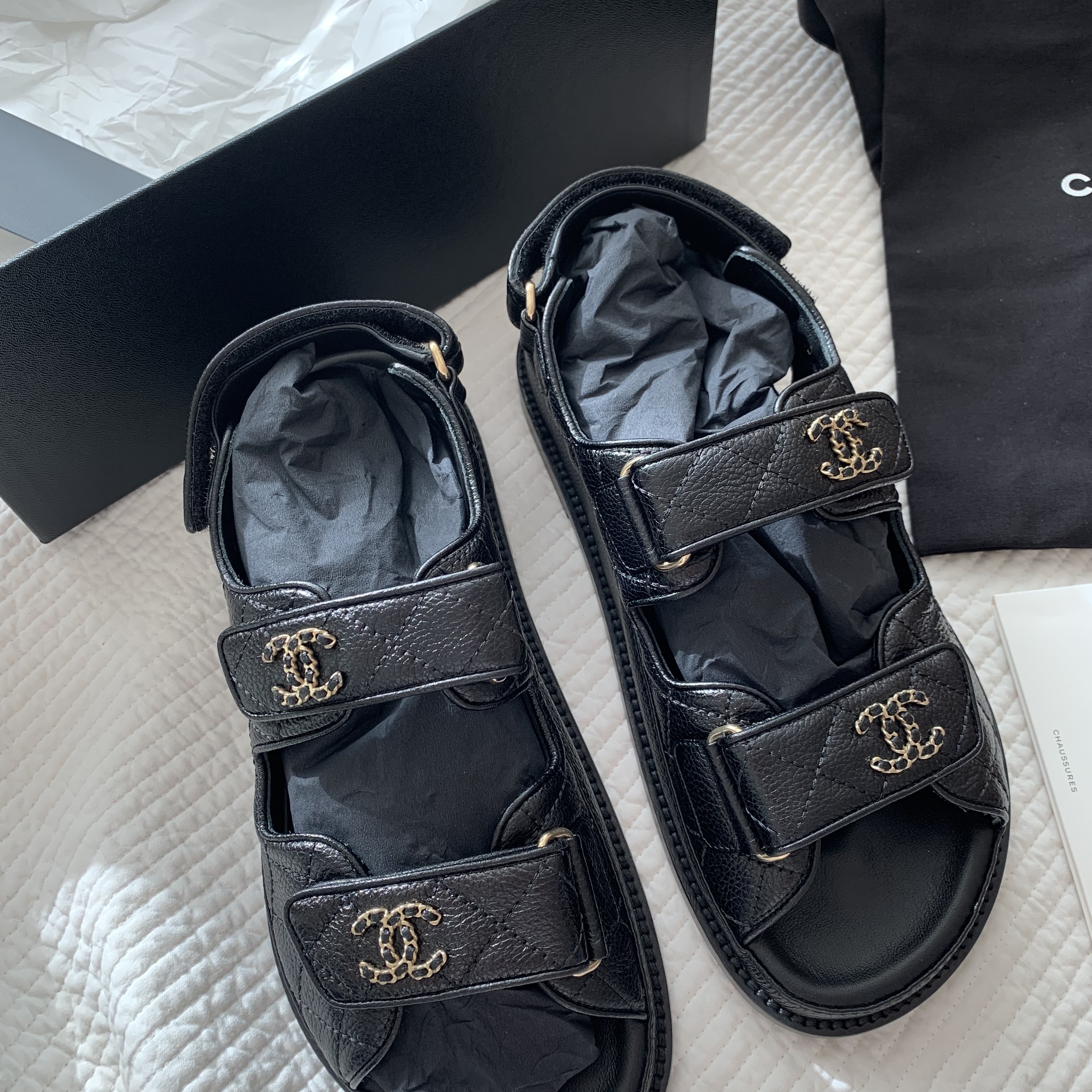 (W) Chanel Sandals Grained Calfskin & Black 착용 스타일 - 2