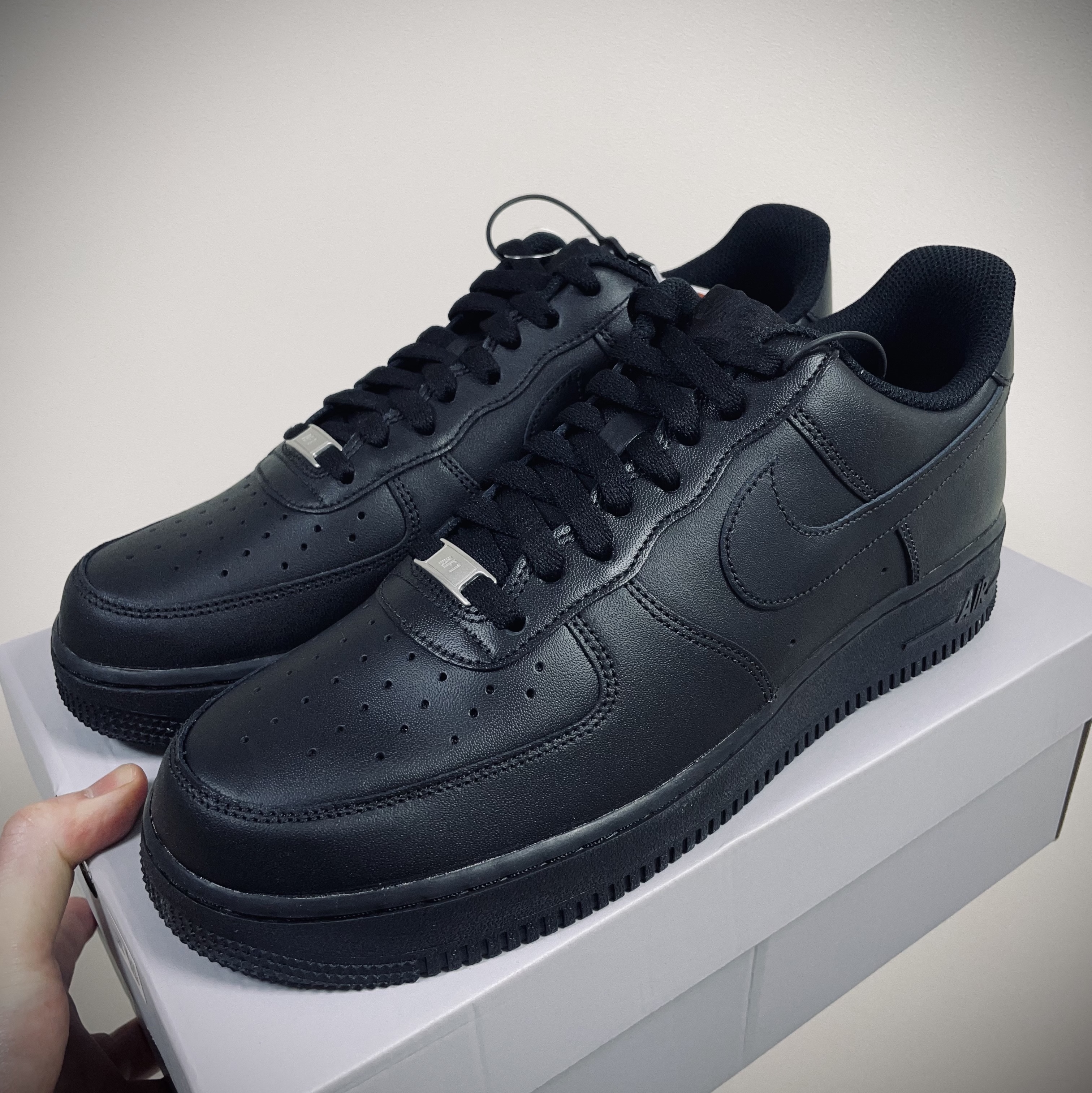 Nike Air Force 1 '07 Low Triple Black 착용 스타일