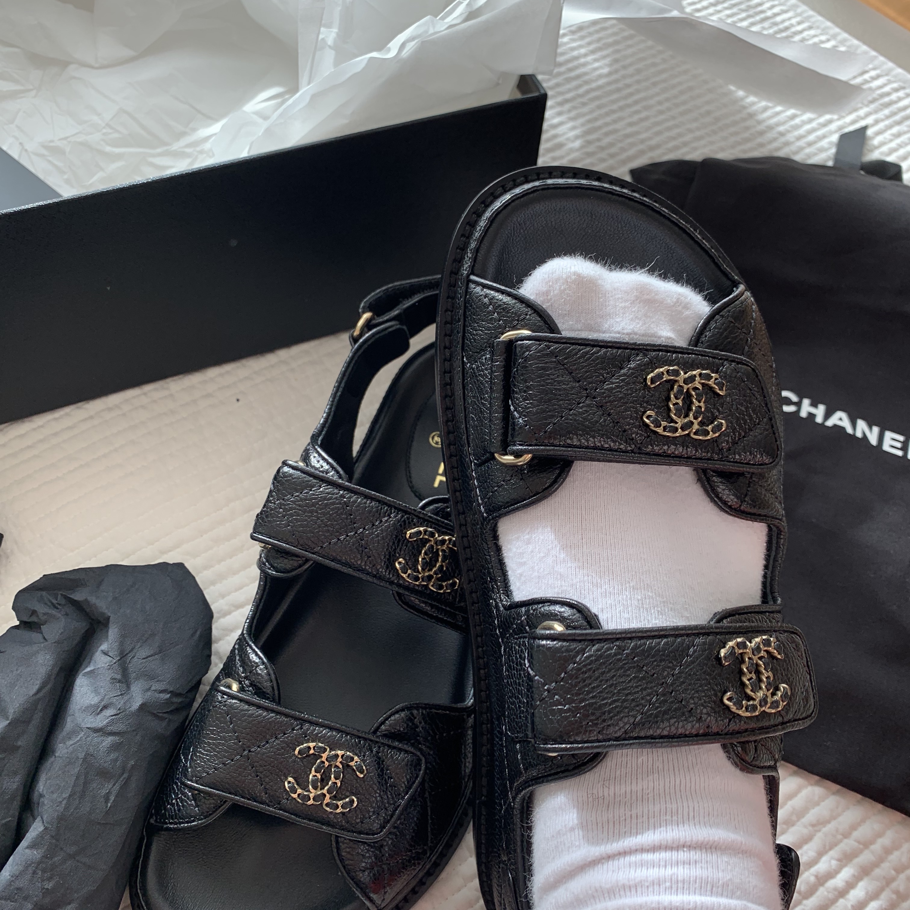 (W) Chanel Sandals Grained Calfskin & Black 착용 스타일 - 1