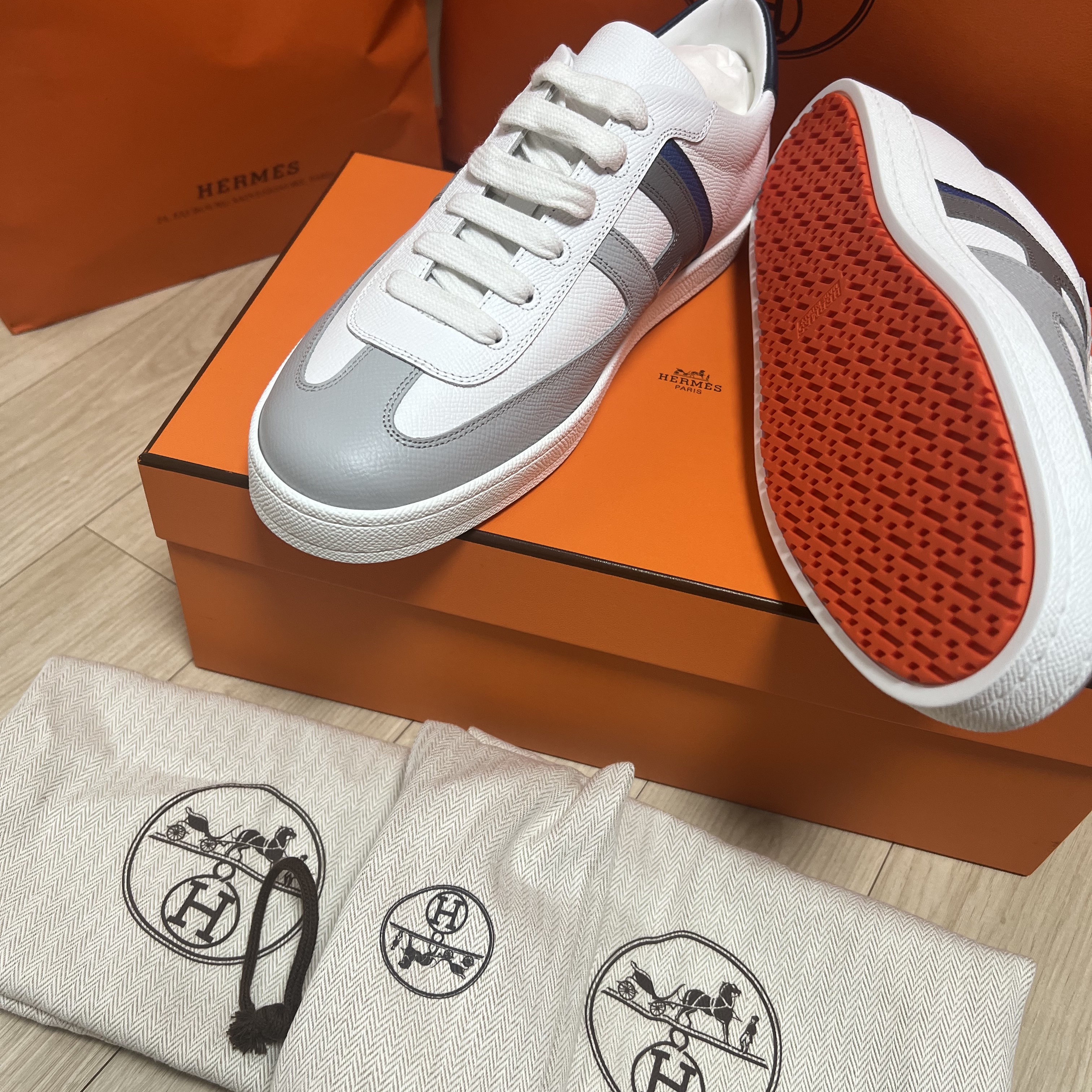 Hermes Boomerang Sneakers Epsom & Gris Blanc 착용 스타일 - 3