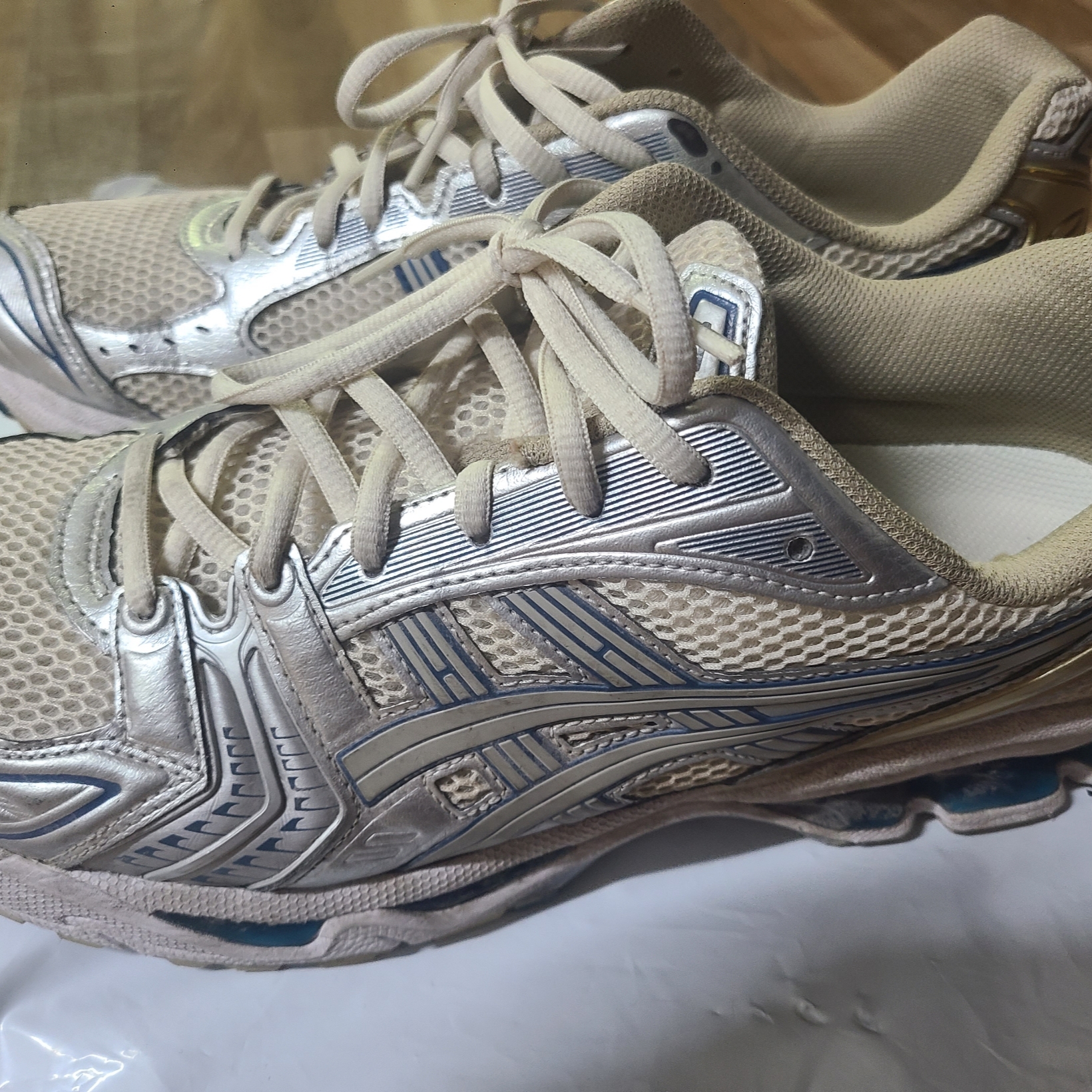 Asics Gel-Kayano 14 Cream Pure Silver 착용 스타일