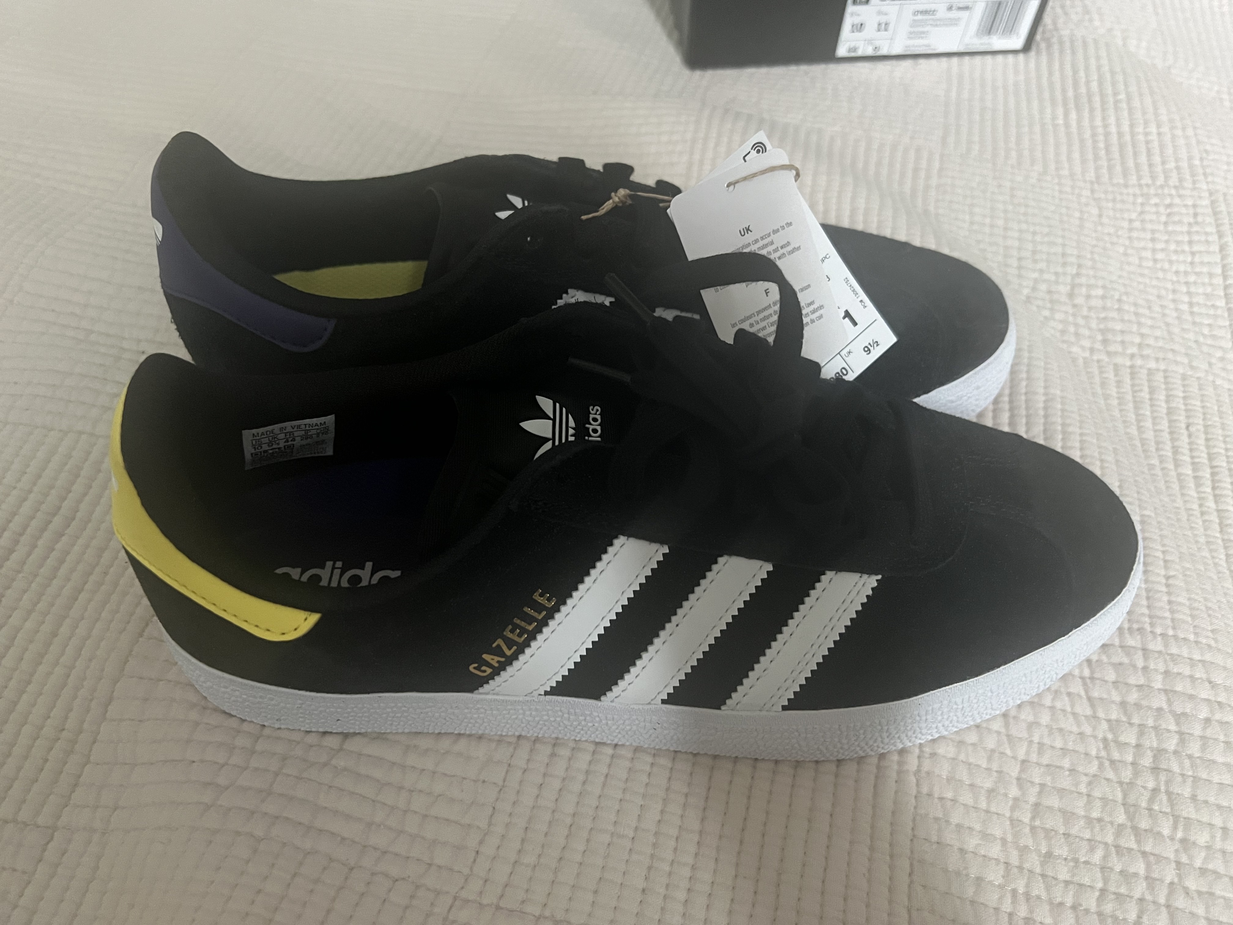 Adidas Gazelle ADV Core Black White 착용 스타일