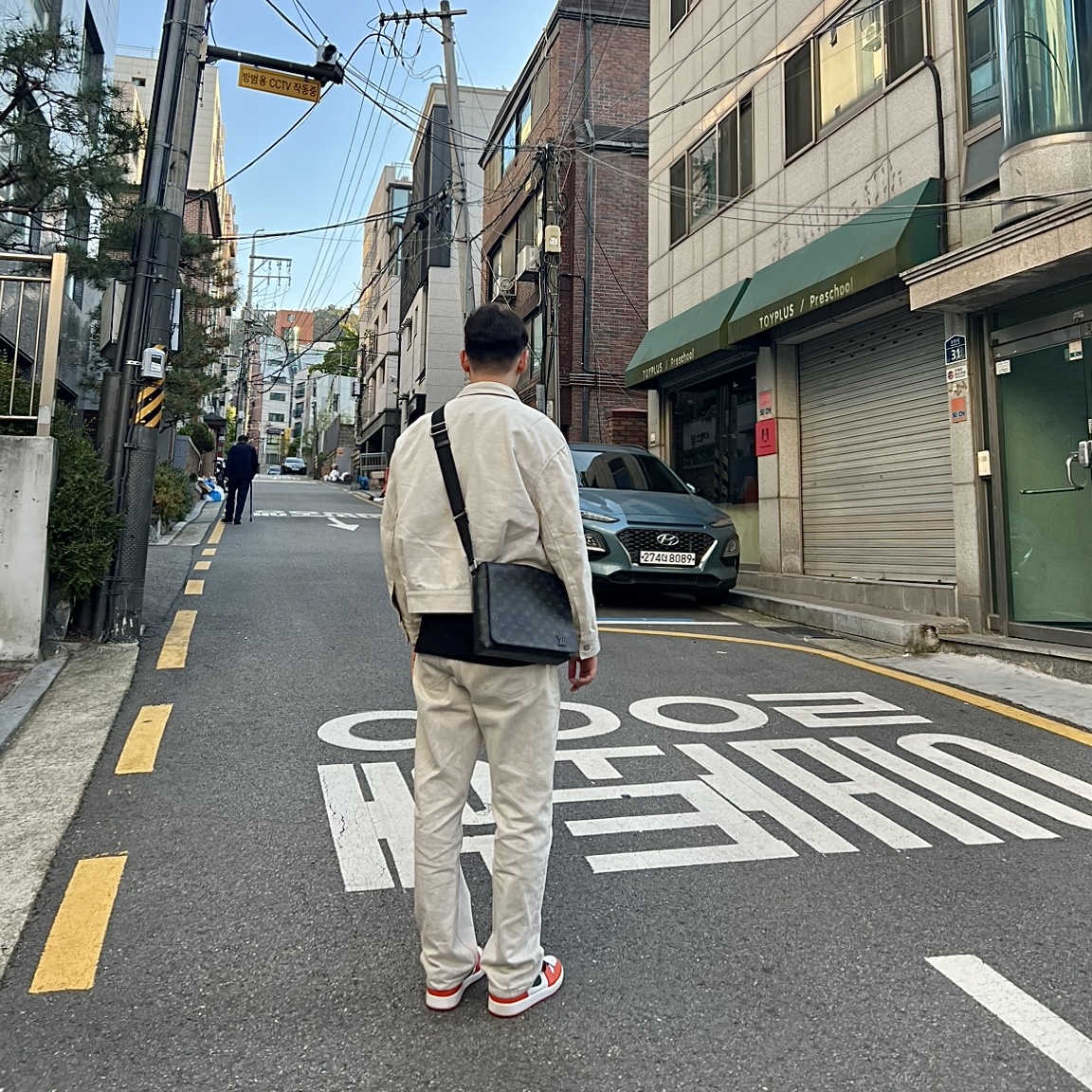 Jordan 1 Low OG Starfish, Louis Vuitton Box Messenger Black 착용 스타일