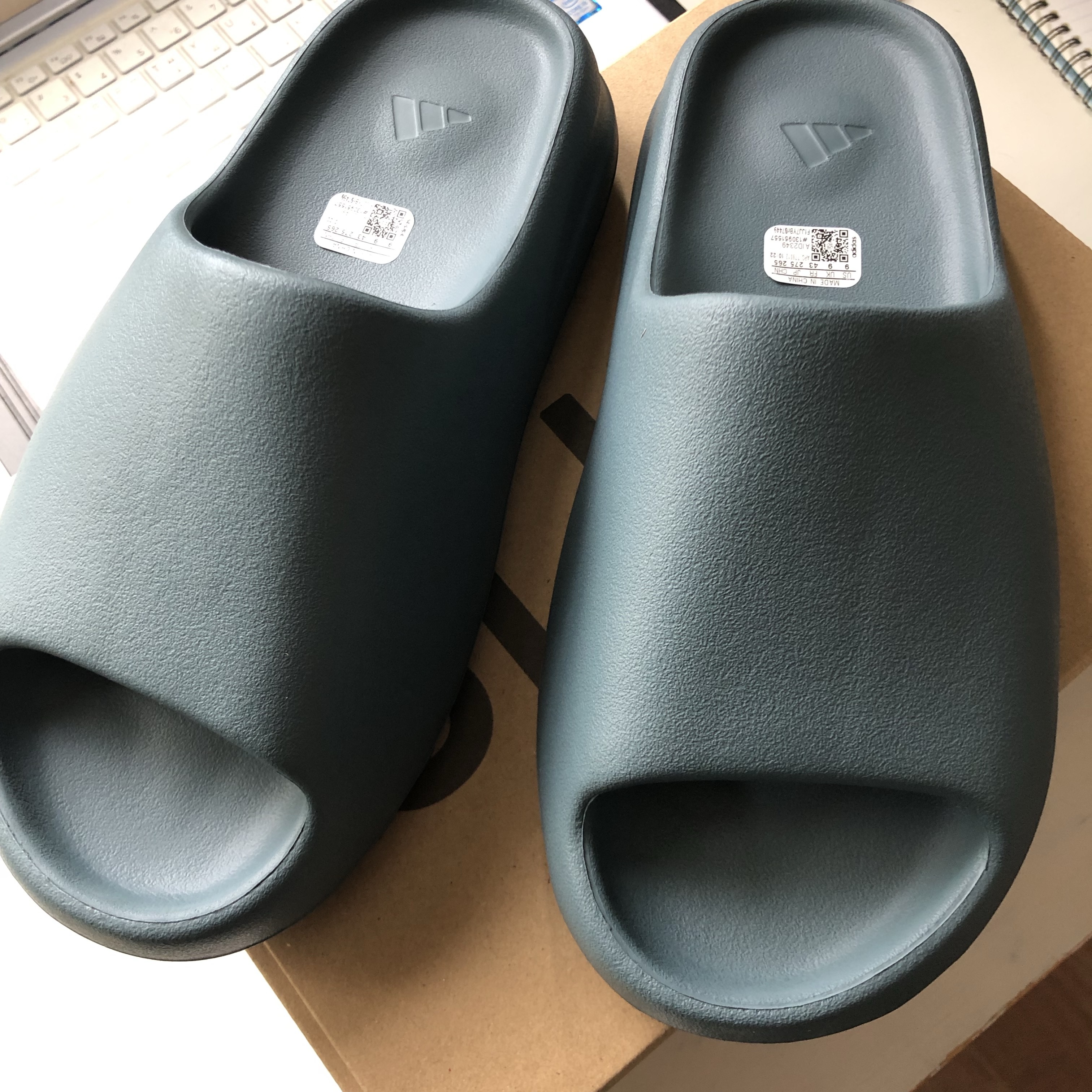 Adidas Yeezy Slide Granite 착용 스타일 - 3