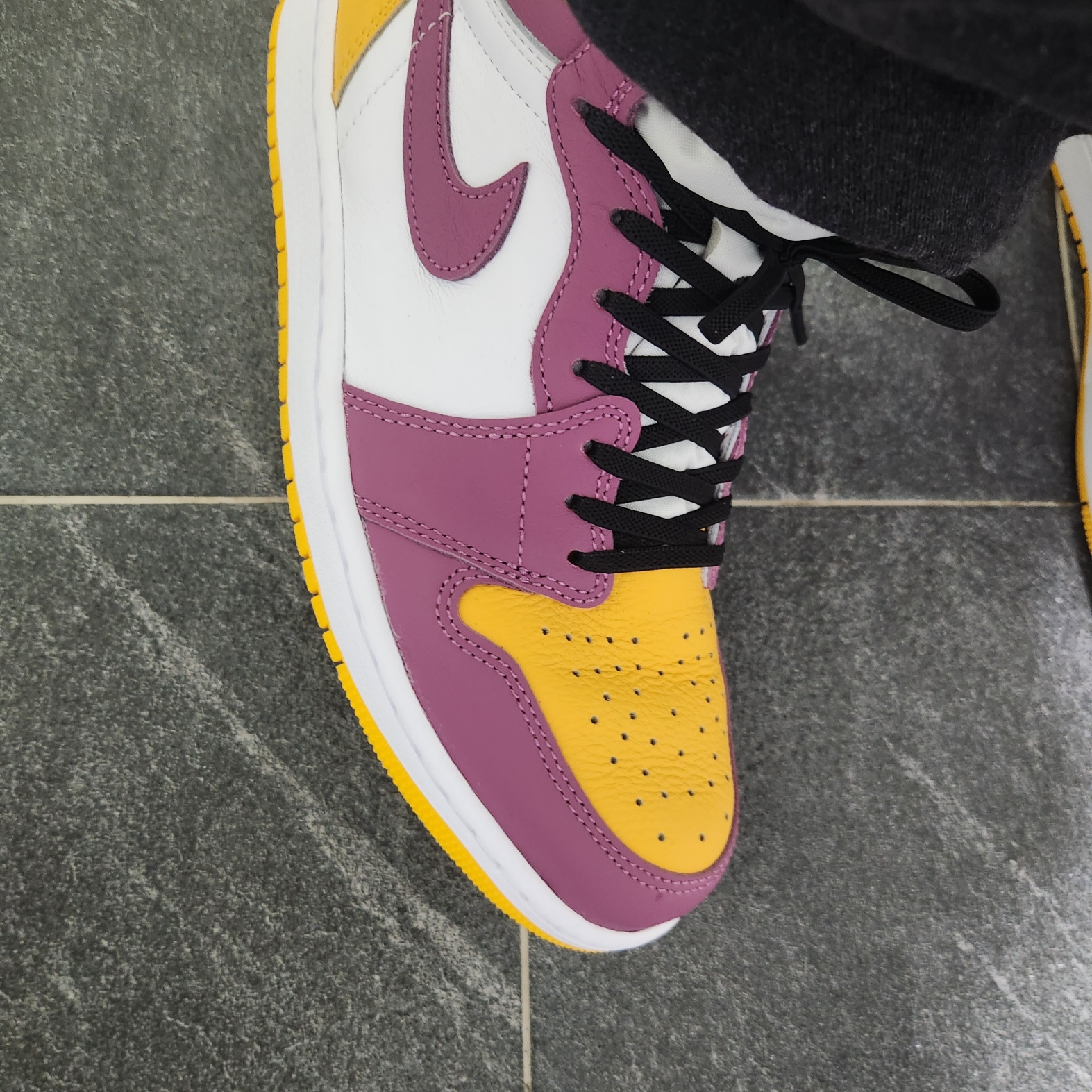 Jordan 1 Retro High OG University Gold Light Bordeaux 착용 스타일